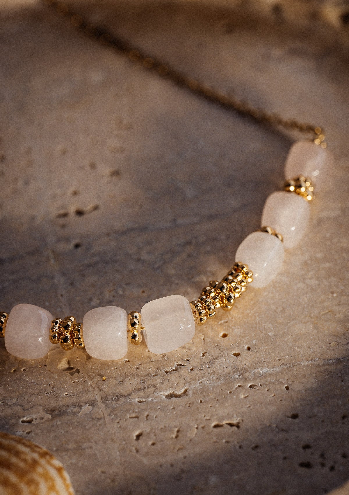 Collier en chaîne fine avec pierres de Quartz Rose en cubes polis
Matière : Acier inoxydable doré