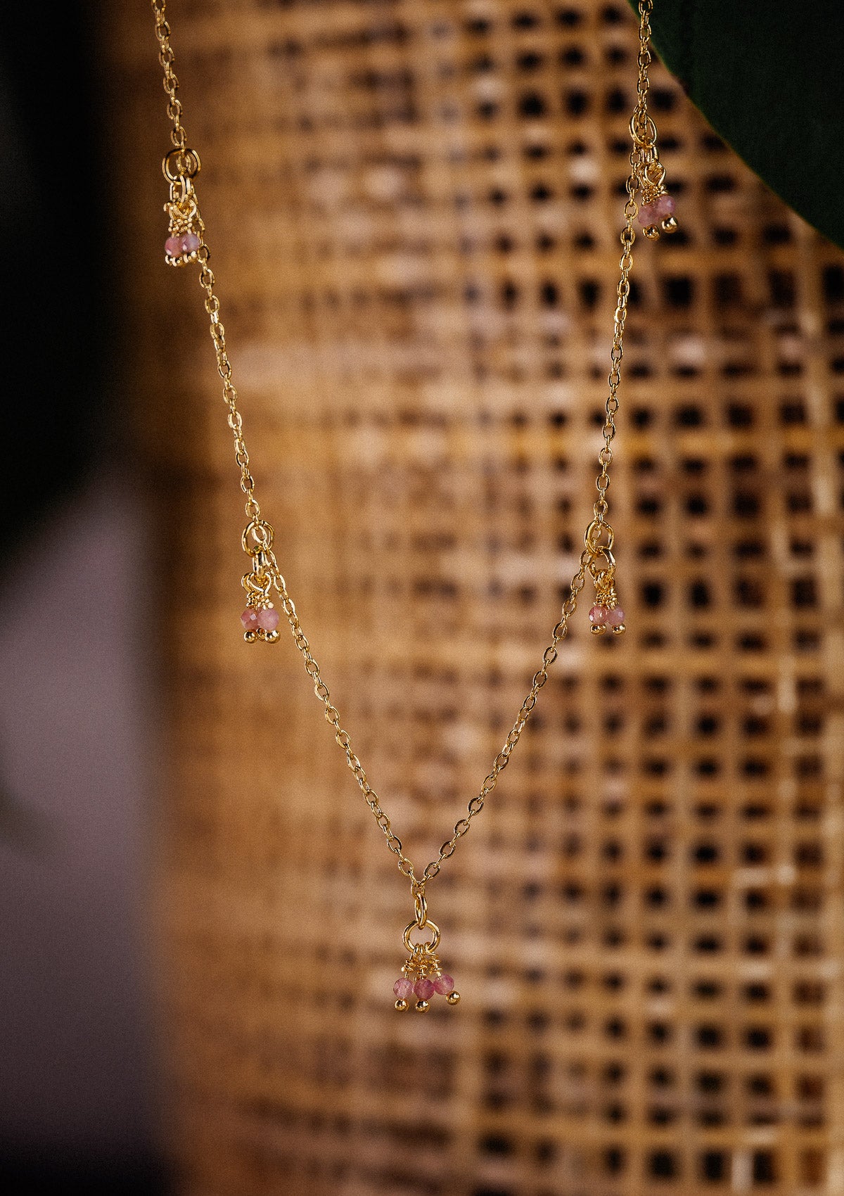 Collier en chaîne fine avec grelots en Tourmaline Rose
Matière : Acier inoxydable doré et éléments en plaqué or