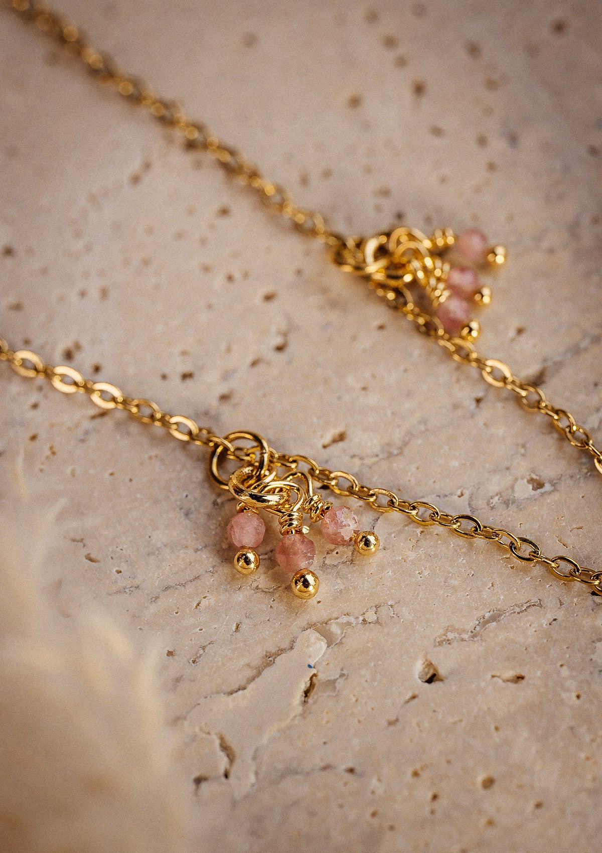 Collier en chaîne fine avec grelots en Tourmaline Rose
Matière : Acier inoxydable doré et éléments en plaqué or
