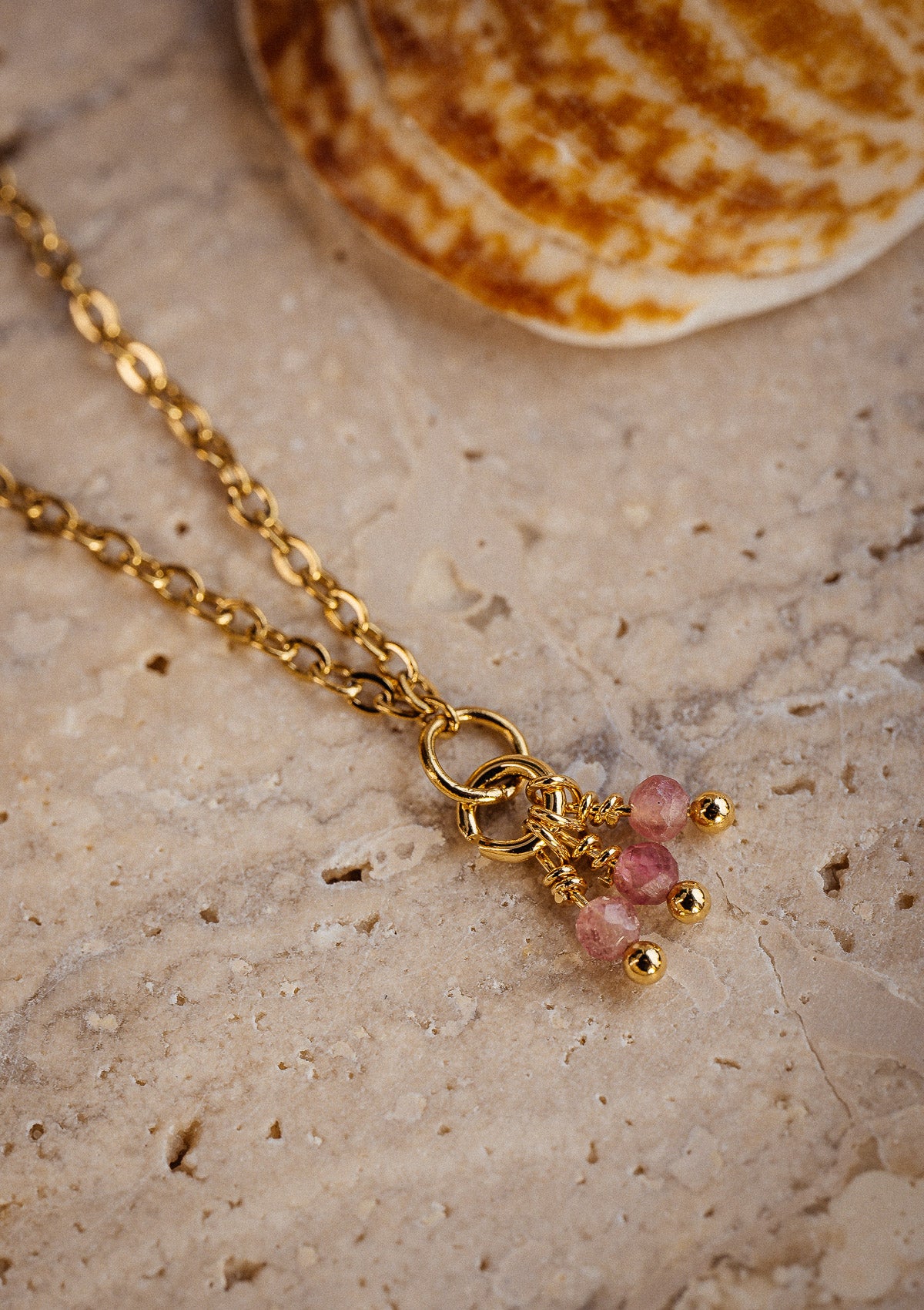Collier en chaîne fine avec grelots en Tourmaline Rose
Matière : Acier inoxydable doré et éléments en plaqué or
