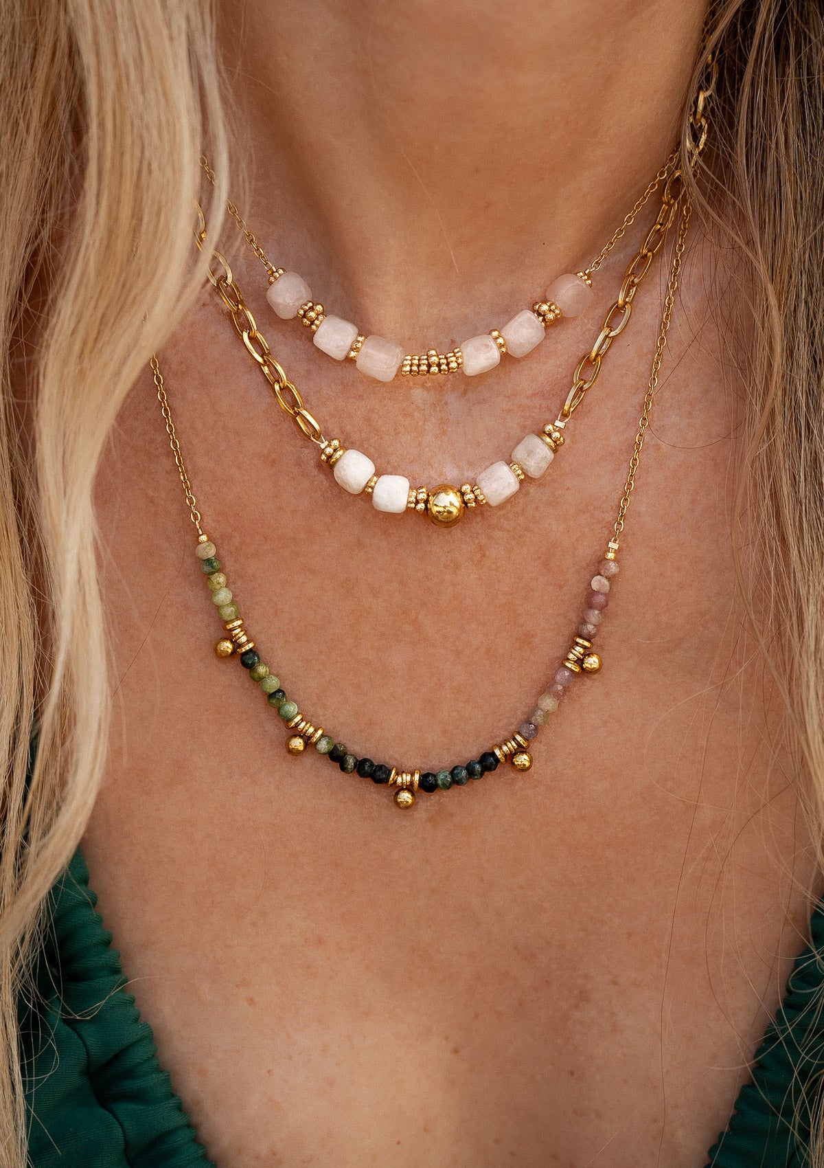 Collier en chaîne large avec pierres de Pierre de Lune en cubes asymétriques
Matière : Acier inoxydable doré