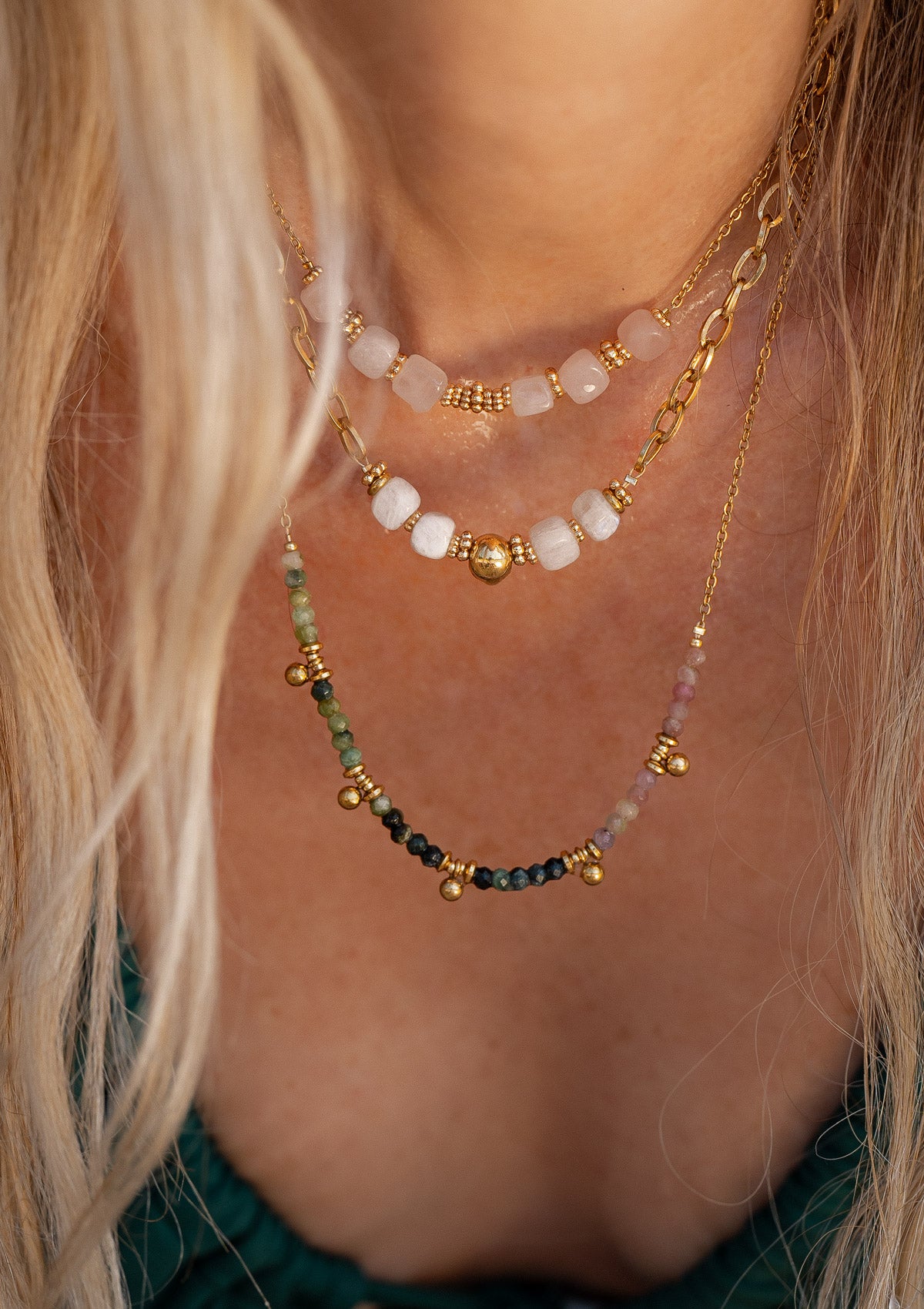 Collier en chaîne fine avec pierres de Quartz Rose en cubes polis
Matière : Acier inoxydable doré
