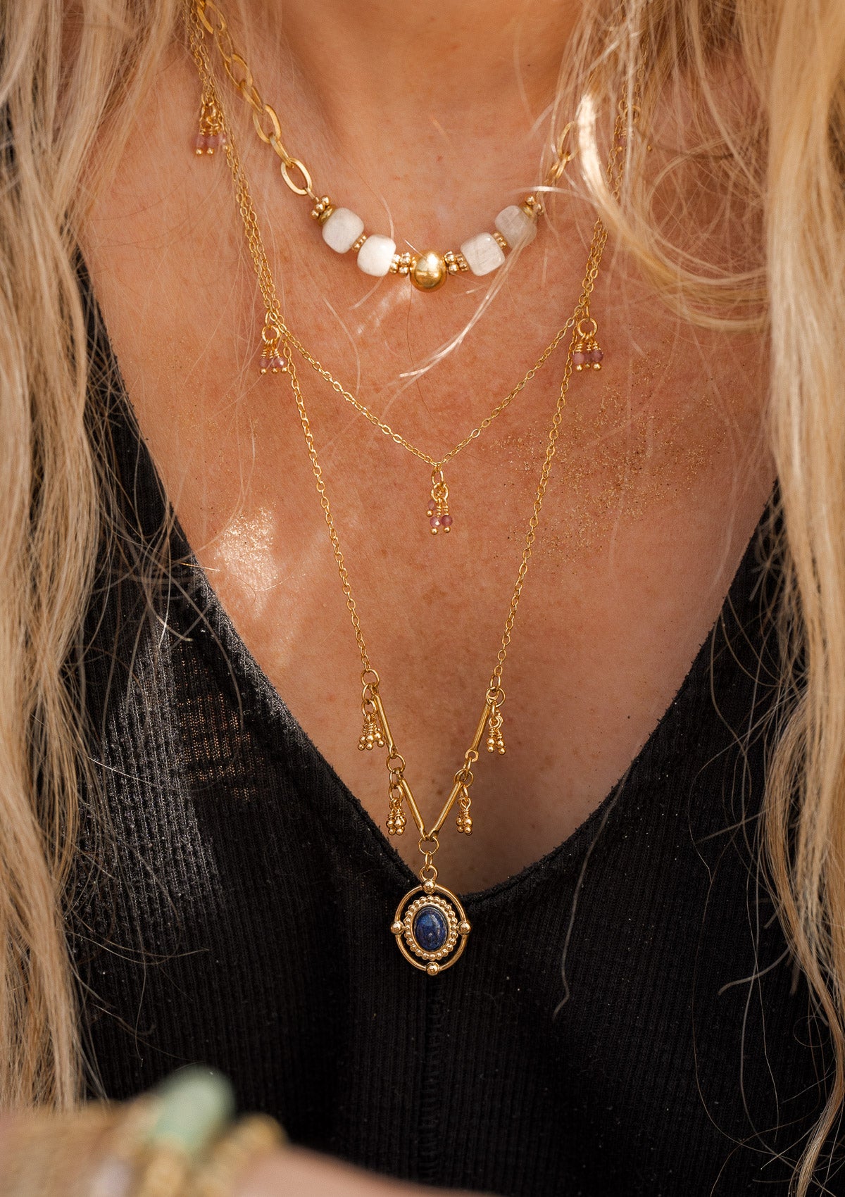 Collier pendentif avec Lapis Lazuli central et mini grelots en plaqué or