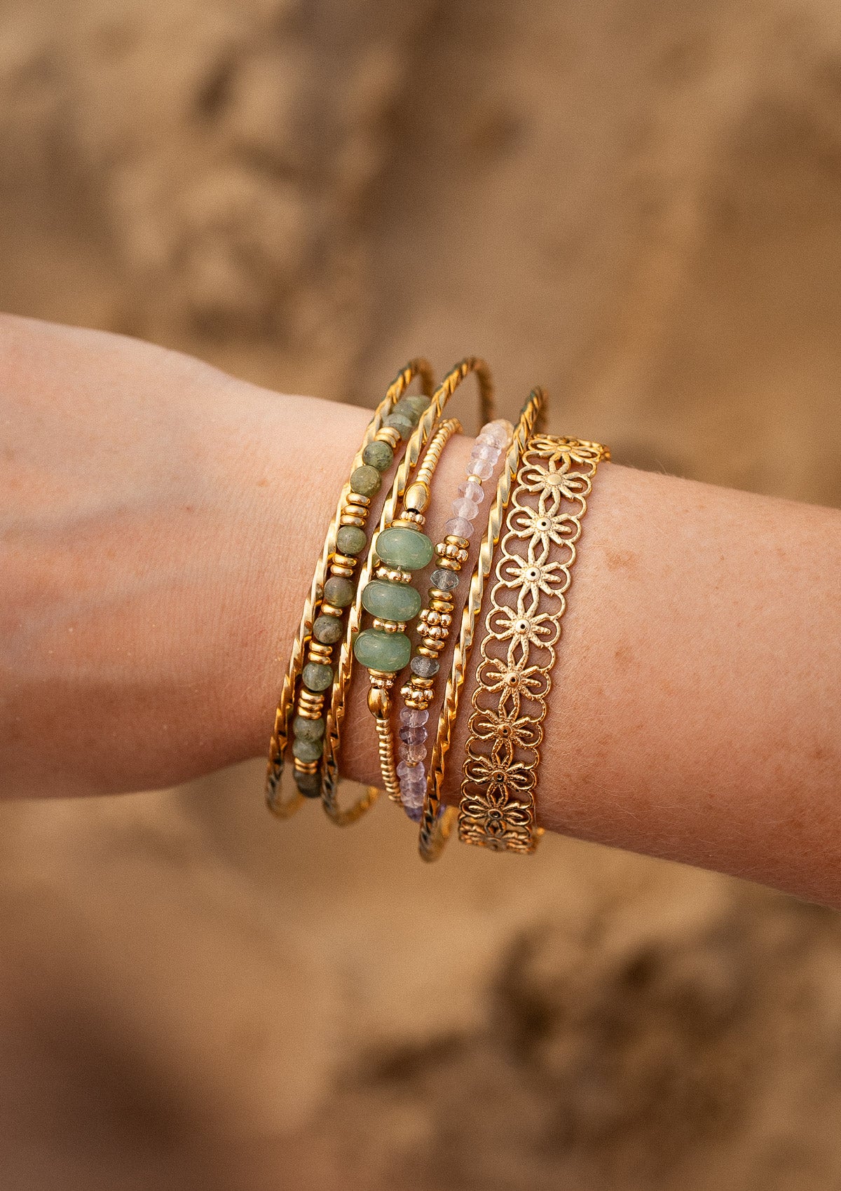 Bracelet en perles fines avec Aventurine du Brésil (rondelles 5x8 mm)
Matière : Rocaille Miyuki galvanisée, acier inoxydable doré et éléments en plaqué or