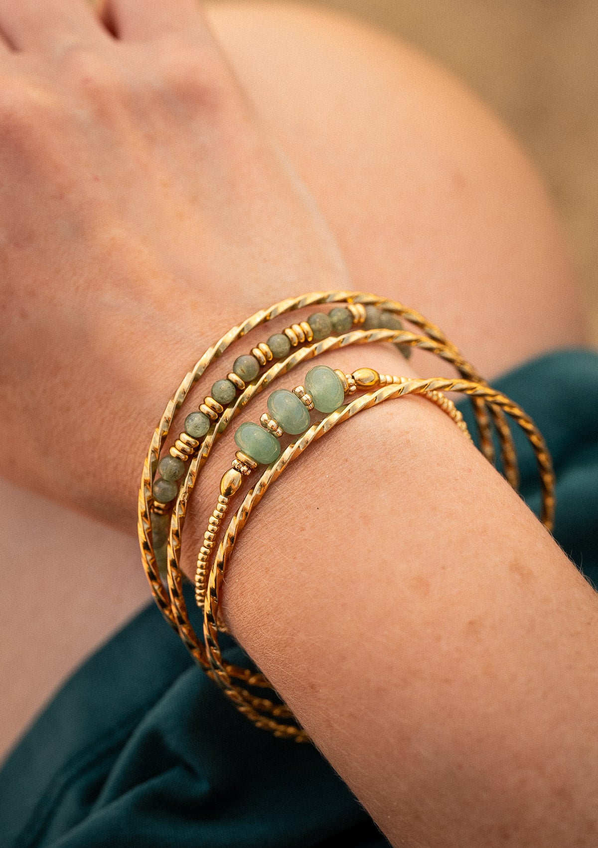 Bracelet en perles fines avec Aventurine du Brésil (rondelles 5x8 mm)
Matière : Rocaille Miyuki galvanisée, acier inoxydable doré et éléments en plaqué or