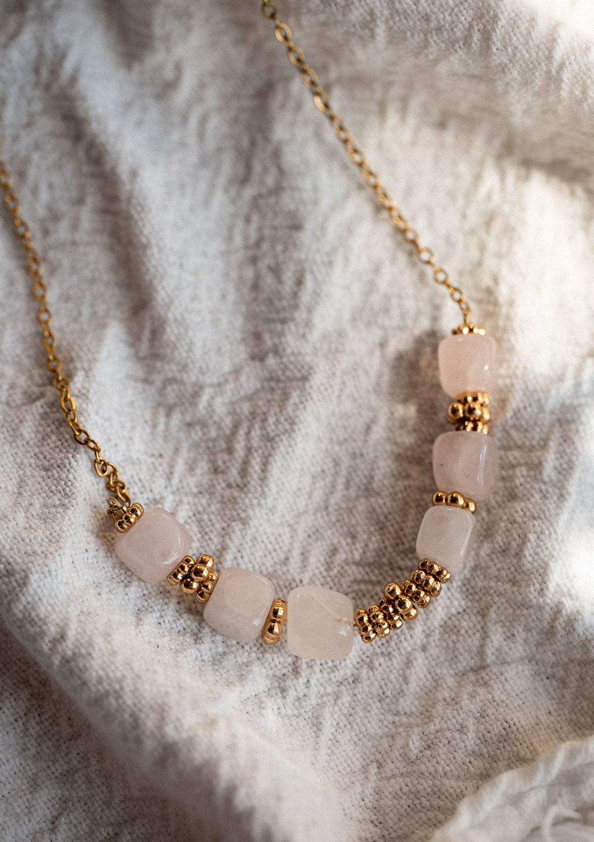 Collier en chaîne fine avec pierres de Quartz Rose en cubes polis
Matière : Acier inoxydable doré