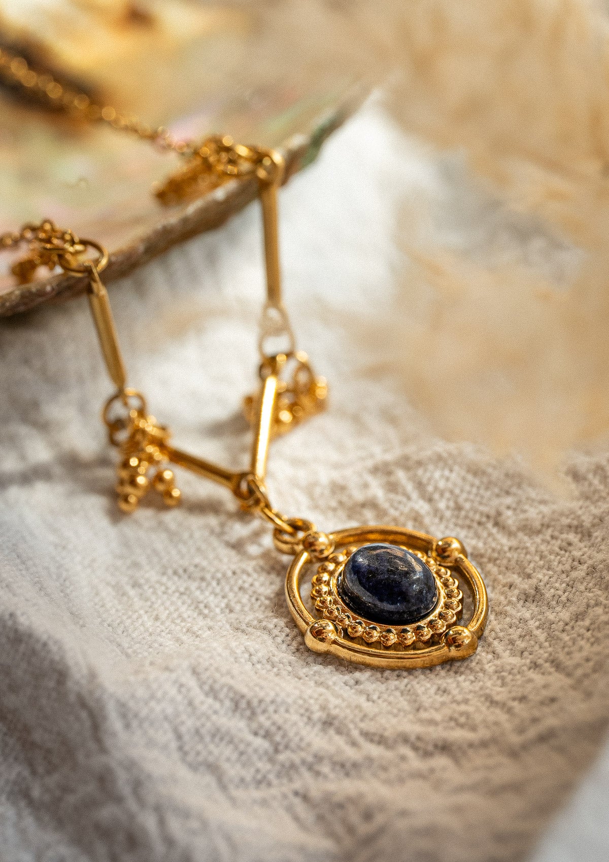 Collier pendentif avec Lapis Lazuli central et mini grelots en plaqué or