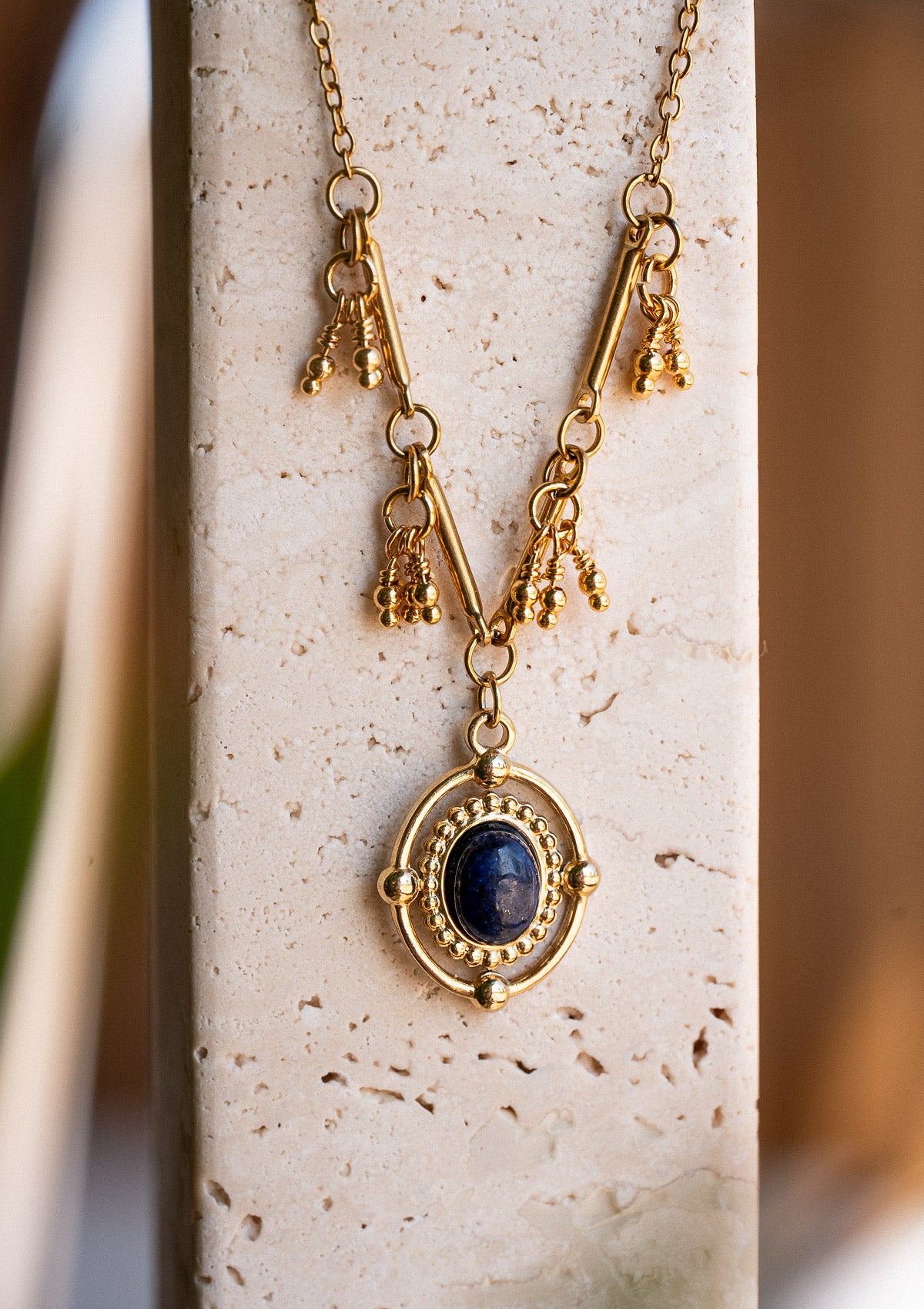 Collier pendentif avec Lapis Lazuli central et mini grelots en plaqué or