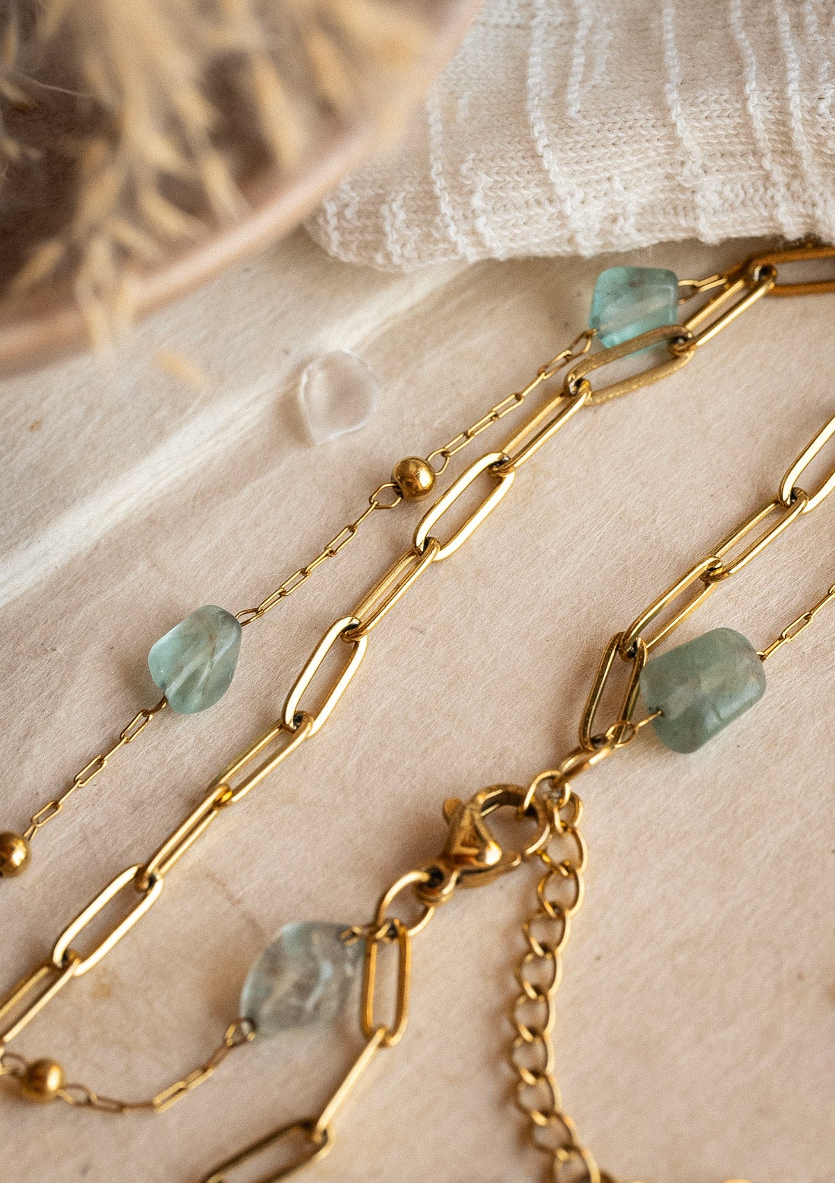 Détail bracelet cheville Apatite Marche de l'Âme — apatites bleues naturelles et billes dorées, lithothérapie chakra de la gorge