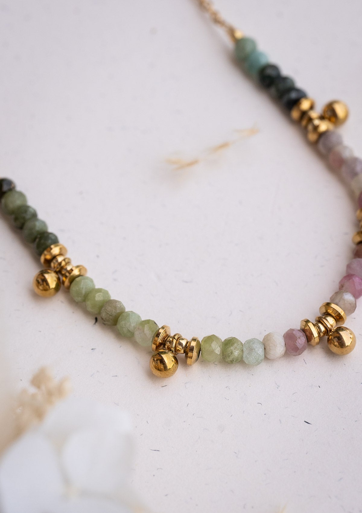 Collier tourmaline melon d'eau porté — pendentif tendance en or recyclé pour le quotidien, bestseller Namaka, layering bohème