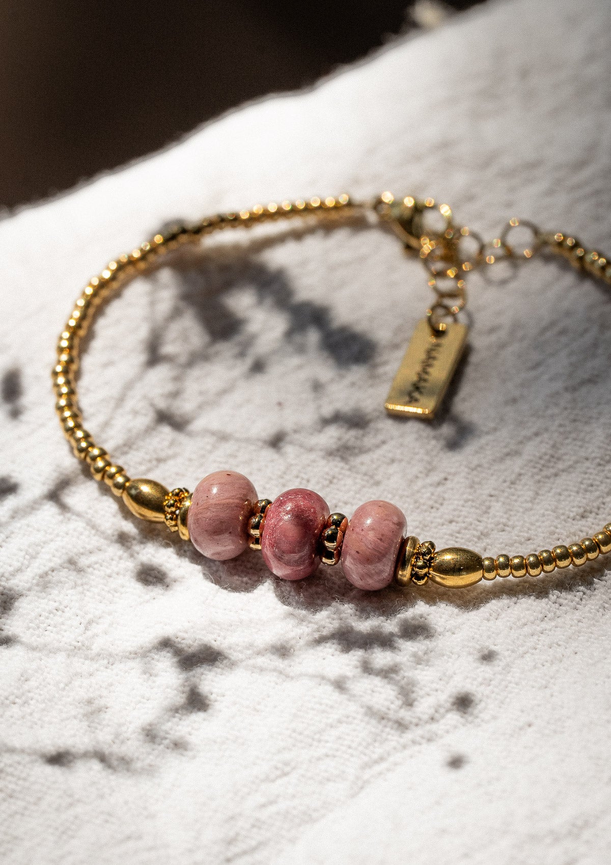 Bracelet avec pierres de Rhodonite naturelle
Perles centrales 8 mm et perles de rocaille dorées
Chaîne et apprêts en Acier inoxydable doré