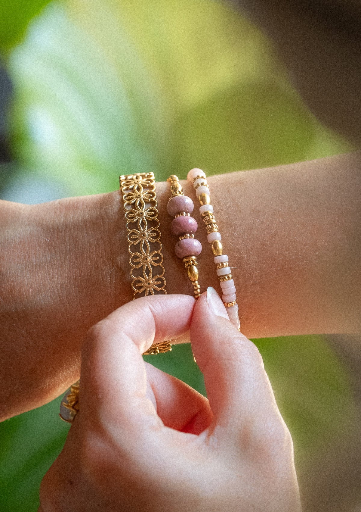 Bracelet avec pierres de Rhodonite naturelle
Perles centrales 8 mm et perles de rocaille dorées
Chaîne et apprêts en Acier inoxydable doré