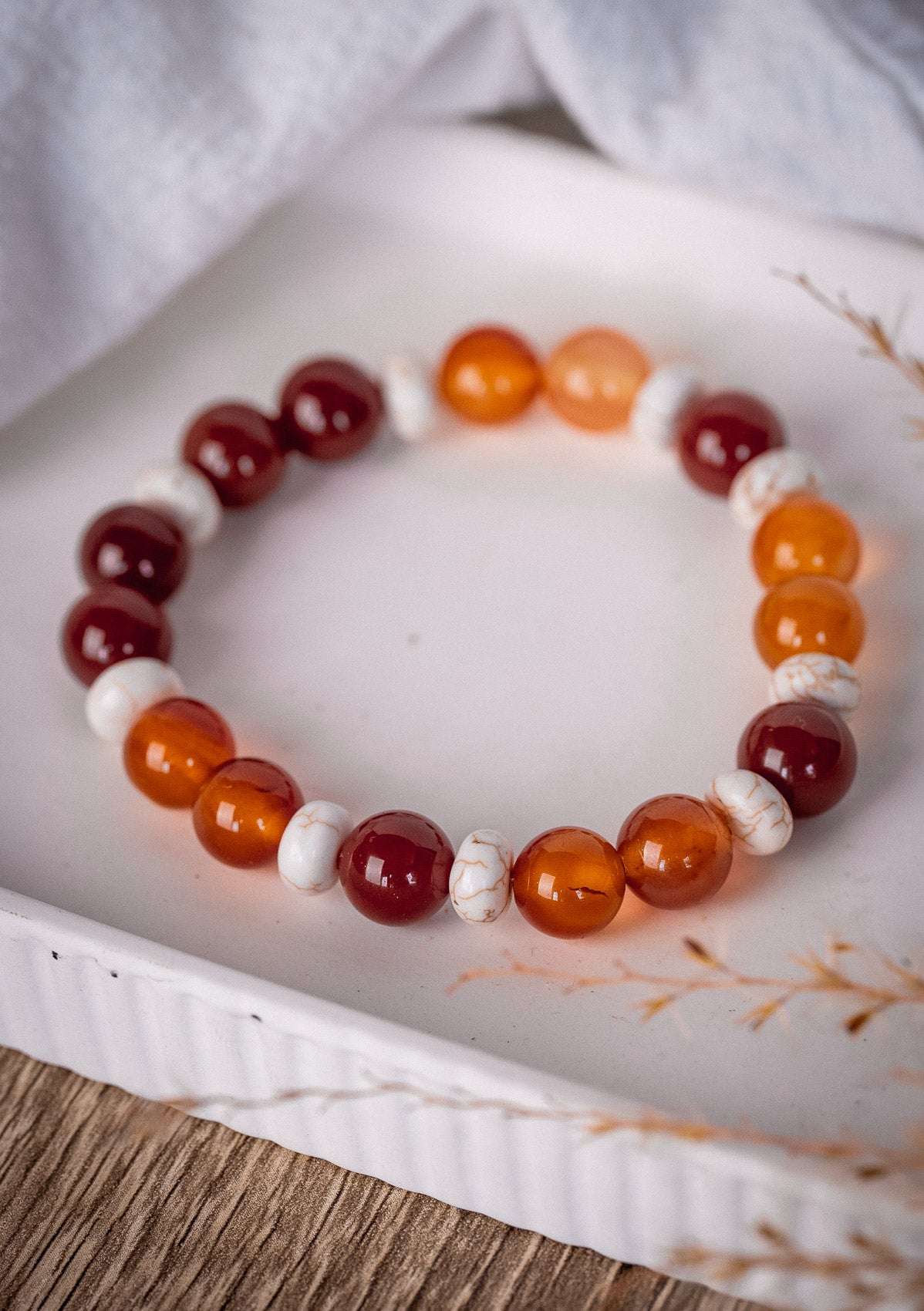 Bracelet élastique avec pierres naturelles
Grosses perles de 10 mm et perles rondelles lisses
Pierres : Cornaline d’Inde rouge et panachée et Magnésite du Kentucky