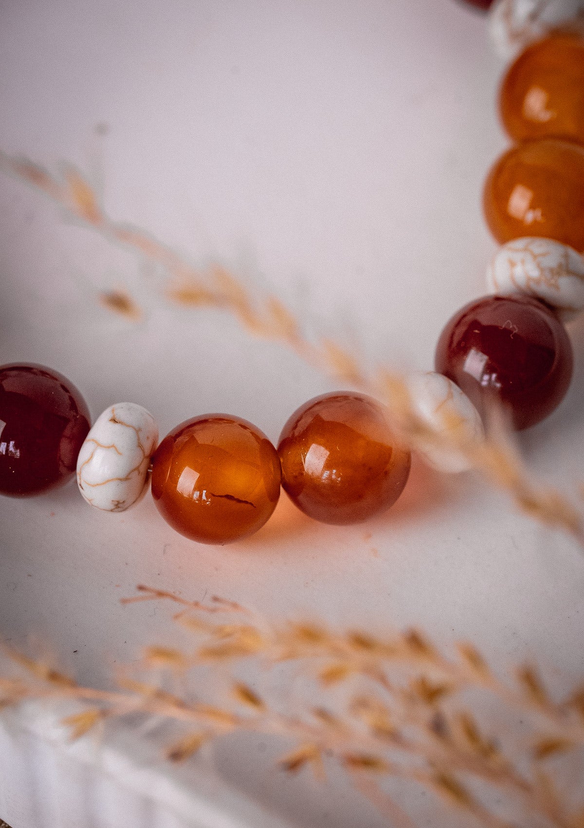 Bracelet élastique avec pierres naturelles
Grosses perles de 10 mm et perles rondelles lisses
Pierres : Cornaline d’Inde rouge et panachée et Magnésite du Kentucky