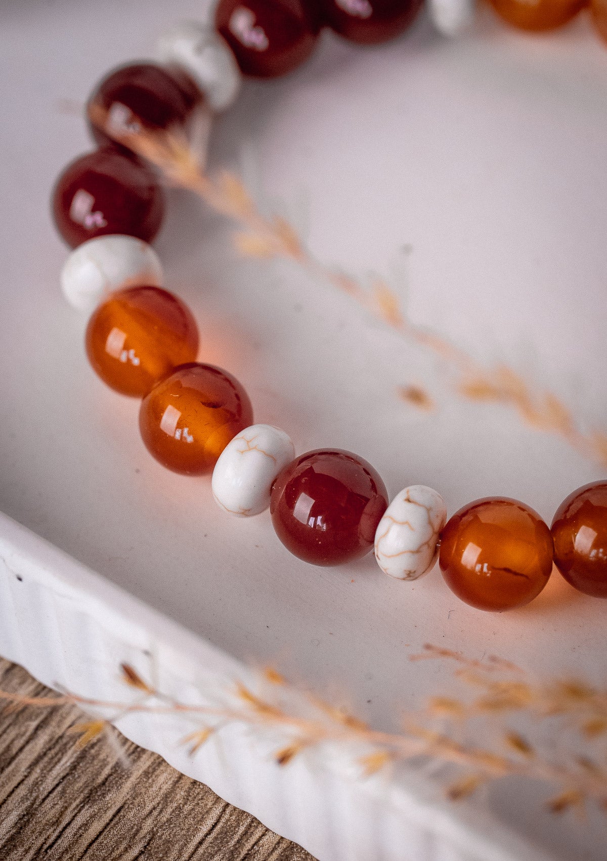 Bracelet élastique avec pierres naturelles
Grosses perles de 10 mm et perles rondelles lisses
Pierres : Cornaline d’Inde rouge et panachée et Magnésite du Kentucky