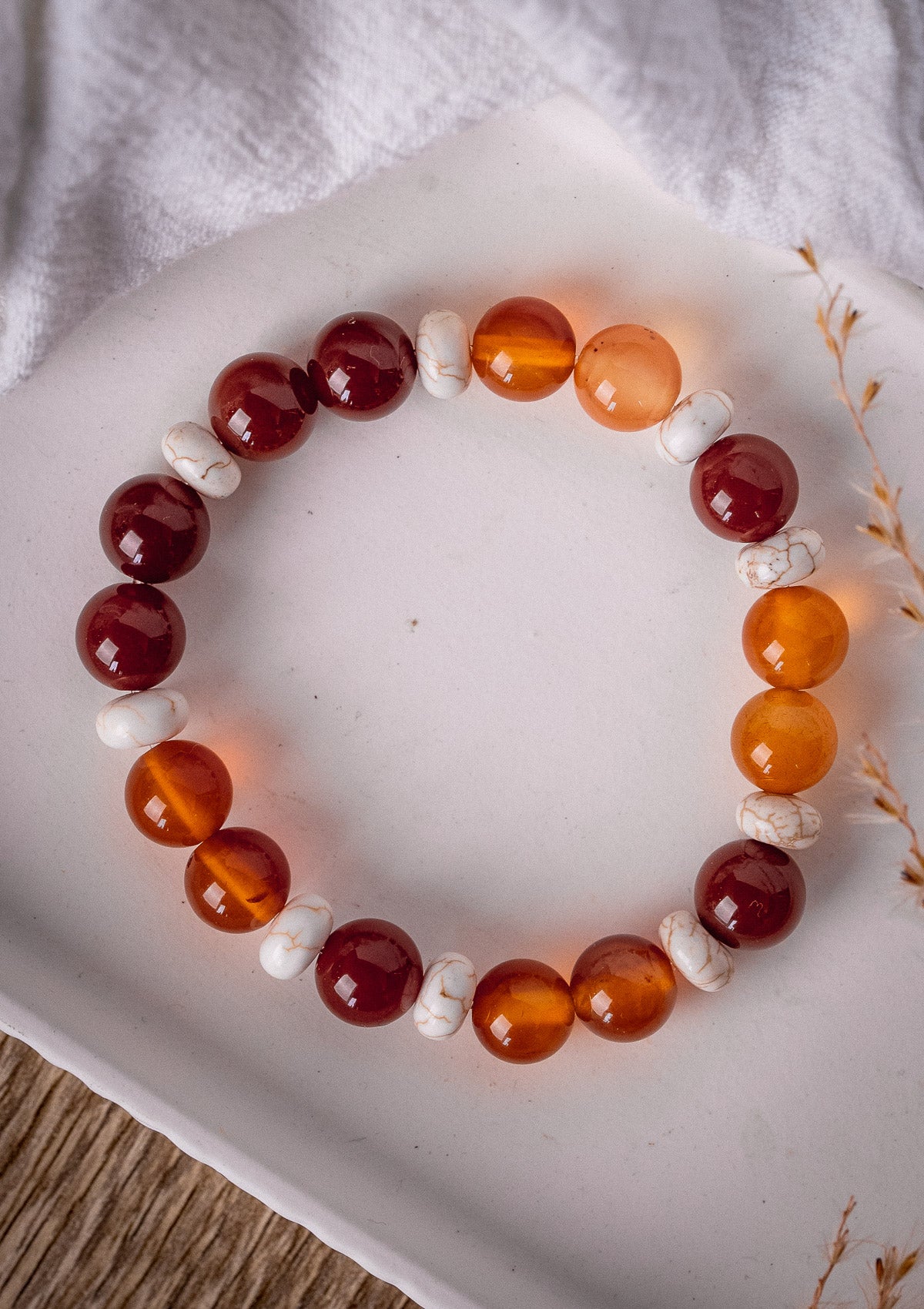 Bracelet élastique avec pierres naturelles
Grosses perles de 10 mm et perles rondelles lisses
Pierres : Cornaline d’Inde rouge et panachée et Magnésite du Kentucky