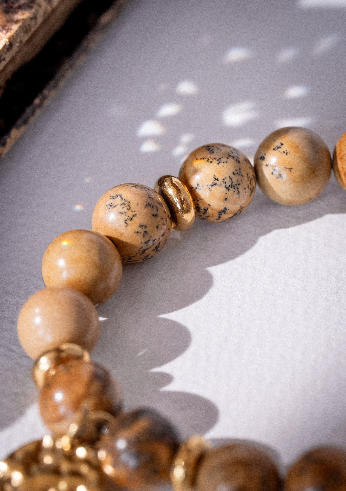 Bracelet élastique avec pierres naturelles
Grosses perles de 10 mm et médaille et perles rondelles en acier inoxydable doré
Pierre : Jaspe Paysagé d’Afrique du Sud