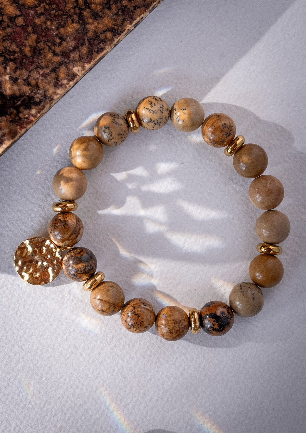 Bracelet élastique avec pierres naturelles
Grosses perles de 10 mm et médaille et perles rondelles en acier inoxydable doré
Pierre : Jaspe Paysagé d’Afrique du Sud