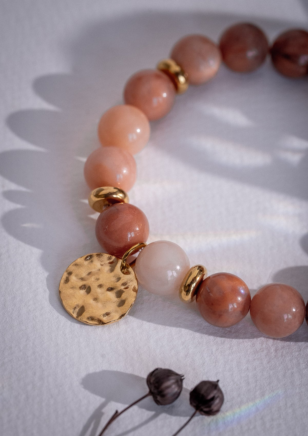 Bracelet élastique avec pierres naturelles
Grosses perles de 10 mm, médaille martelée et perles rondelles en acier inoxydable doré
Pierre : Aventurine Rose d’Afrique