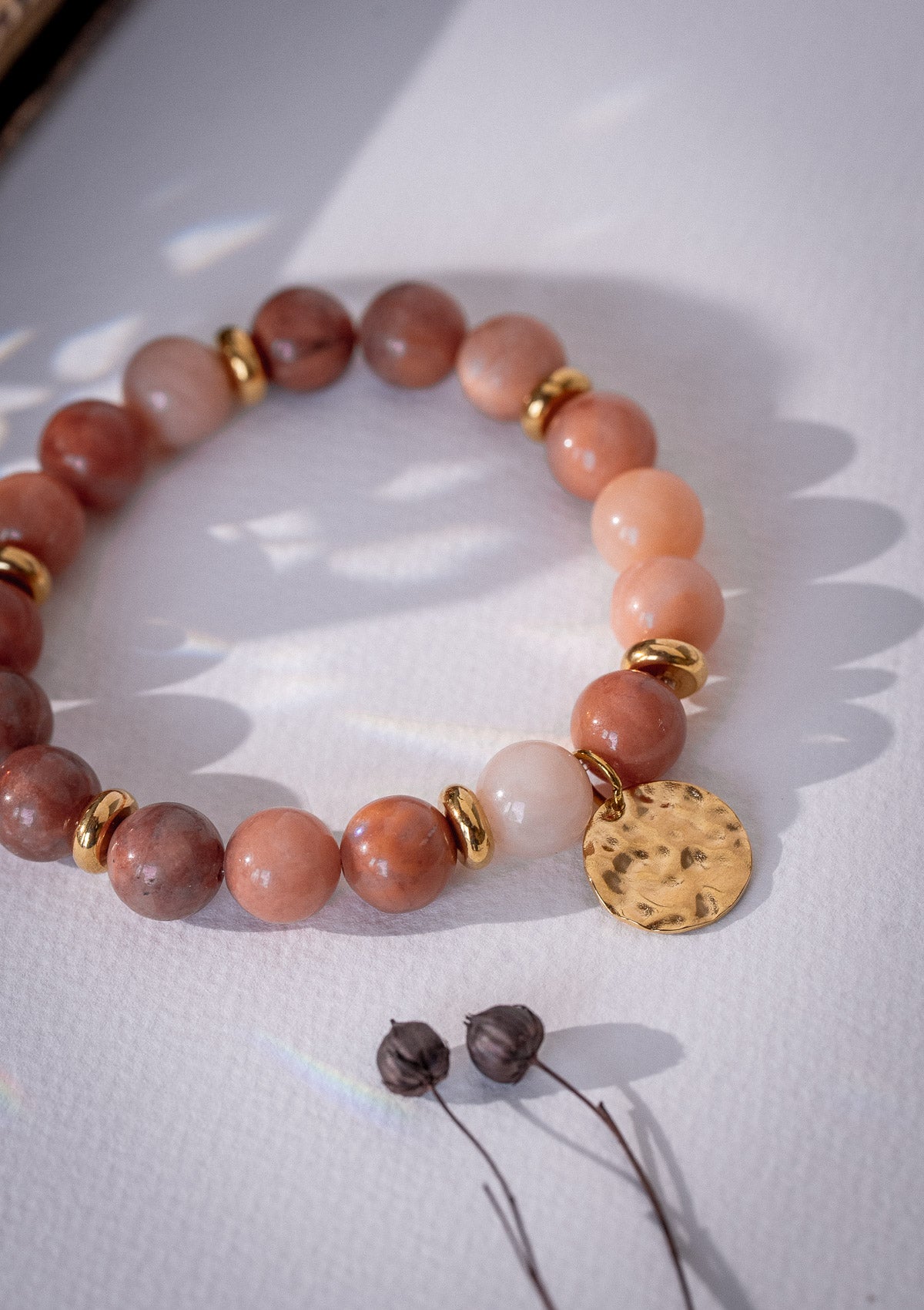 Bracelet élastique avec pierres naturelles
Grosses perles de 10 mm, médaille martelée et perles rondelles en acier inoxydable doré
Pierre : Aventurine Rose d’Afrique