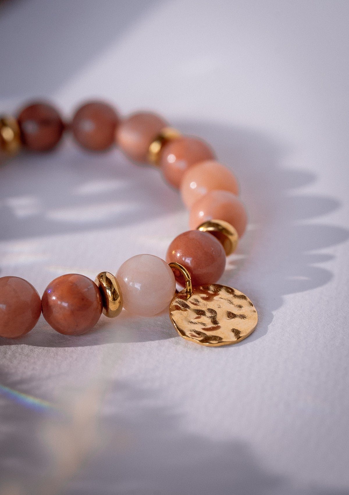 Bracelet élastique avec pierres naturelles
Grosses perles de 10 mm, médaille martelée et perles rondelles en acier inoxydable doré
Pierre : Aventurine Rose d’Afrique