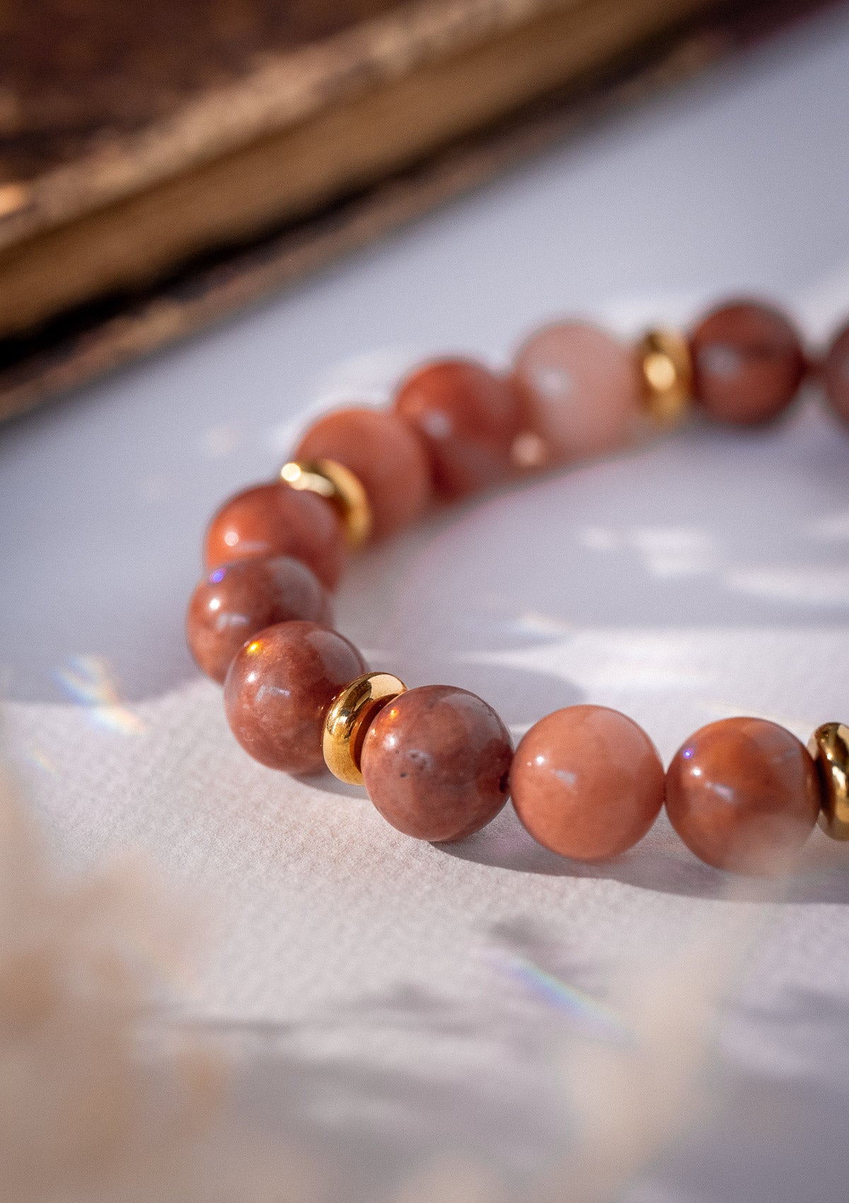 Bracelet élastique avec pierres naturelles
Grosses perles de 10 mm, médaille martelée et perles rondelles en acier inoxydable doré
Pierre : Aventurine Rose d’Afrique