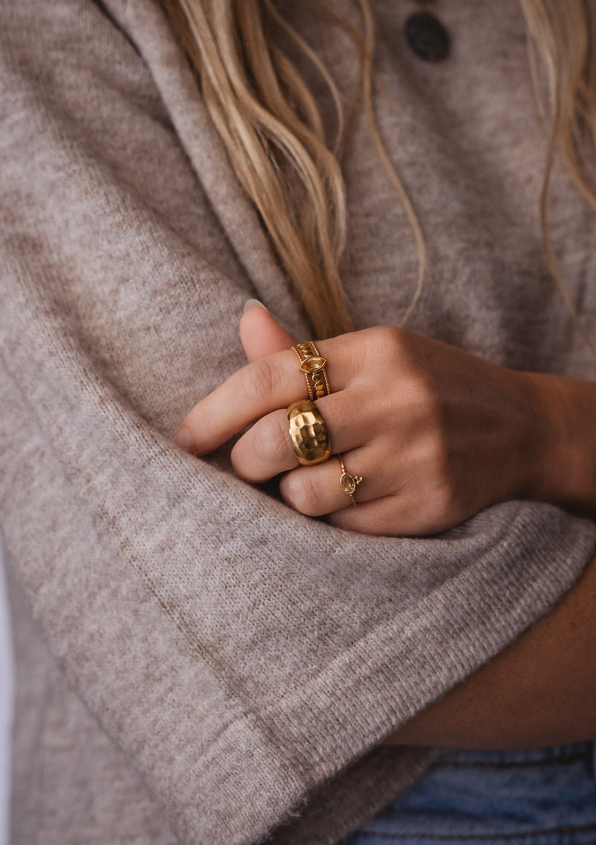 Type : Bague large ouverte effet dôme martelé
Matière : Acier inoxydable doré