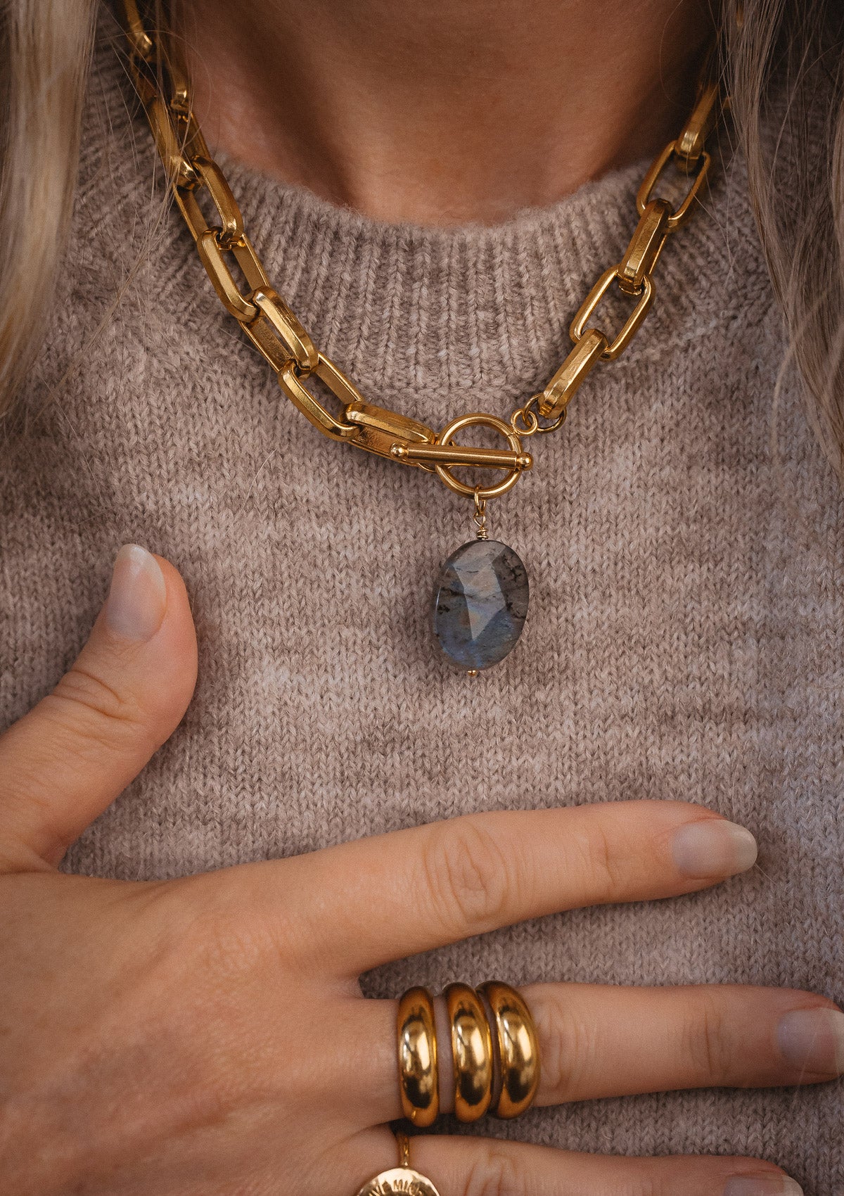 Large Collier massif en grosse maille rectangulaire dorée
Pierre : Labradorite d’Afrique facettée 15x20 mm