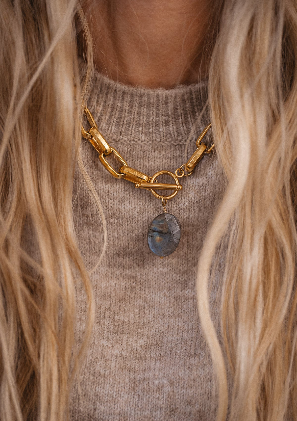 Large Collier massif en grosse maille rectangulaire dorée
Pierre : Labradorite d’Afrique facettée 15x20 mm