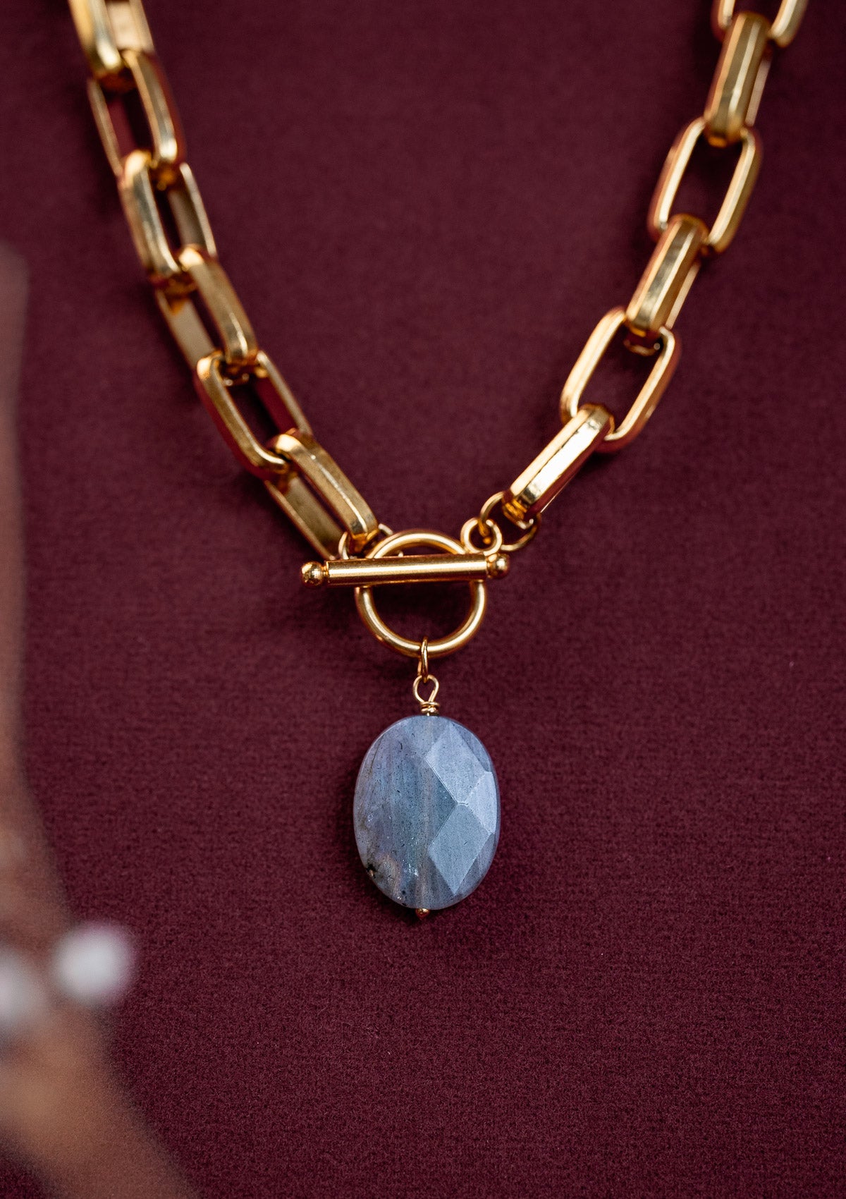 Large Collier massif en grosse maille rectangulaire dorée
Pierre : Labradorite d’Afrique facettée 15x20 mm