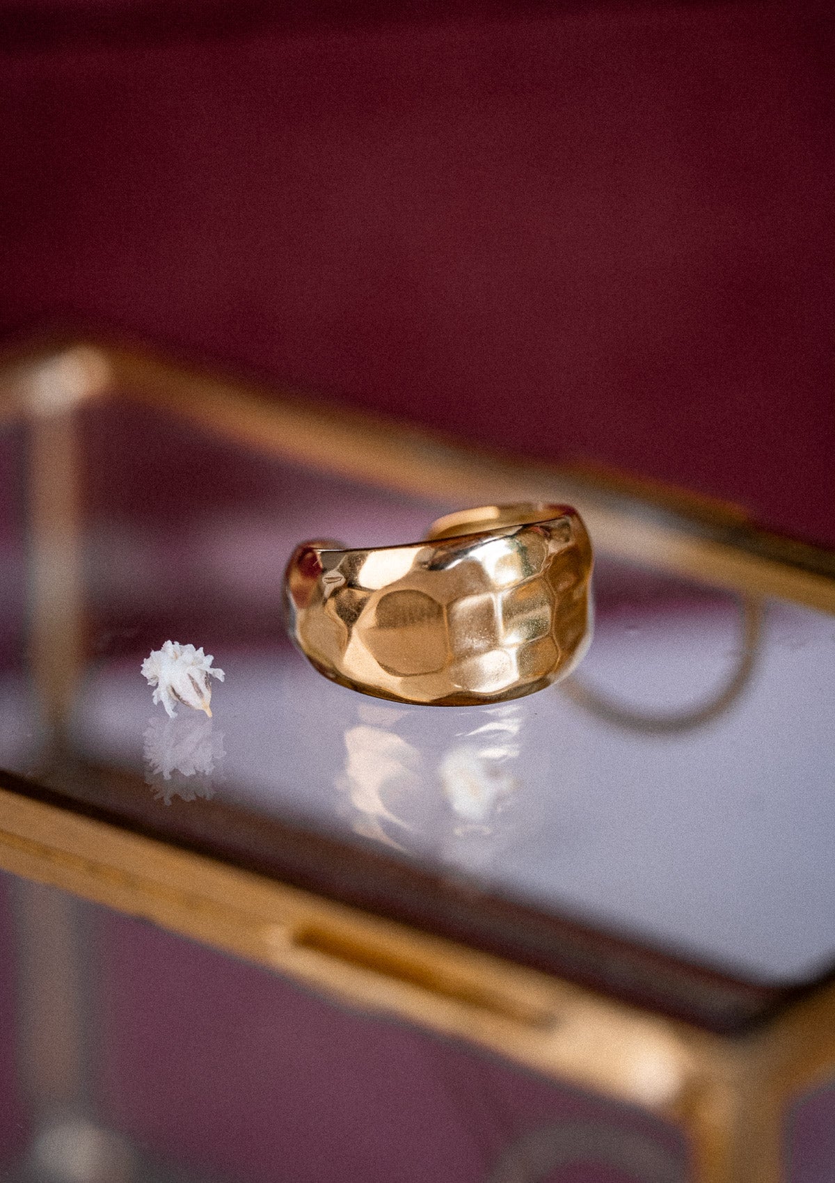 Type : Bague large ouverte effet dôme martelé
Matière : Acier inoxydable doré