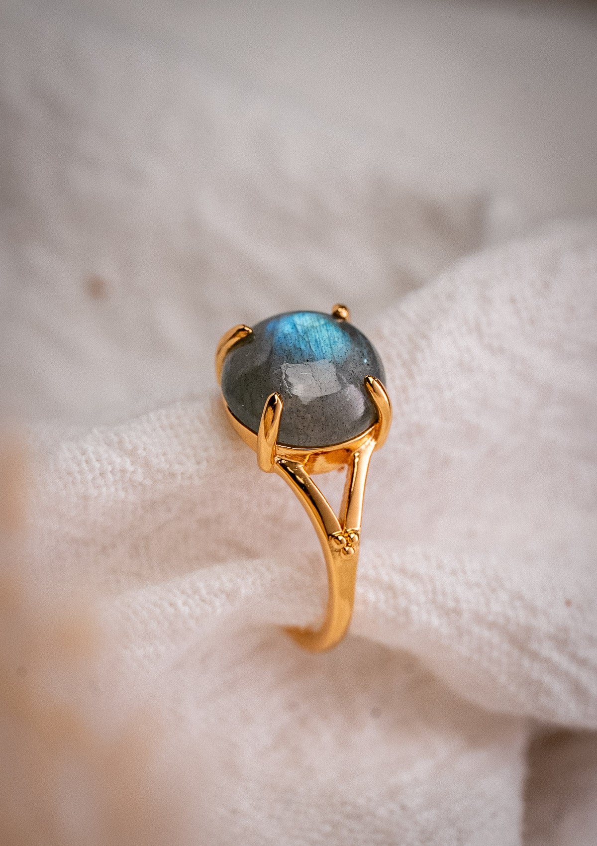 Bague sertie d’un cabochon rond en Labradorite (10 mm)