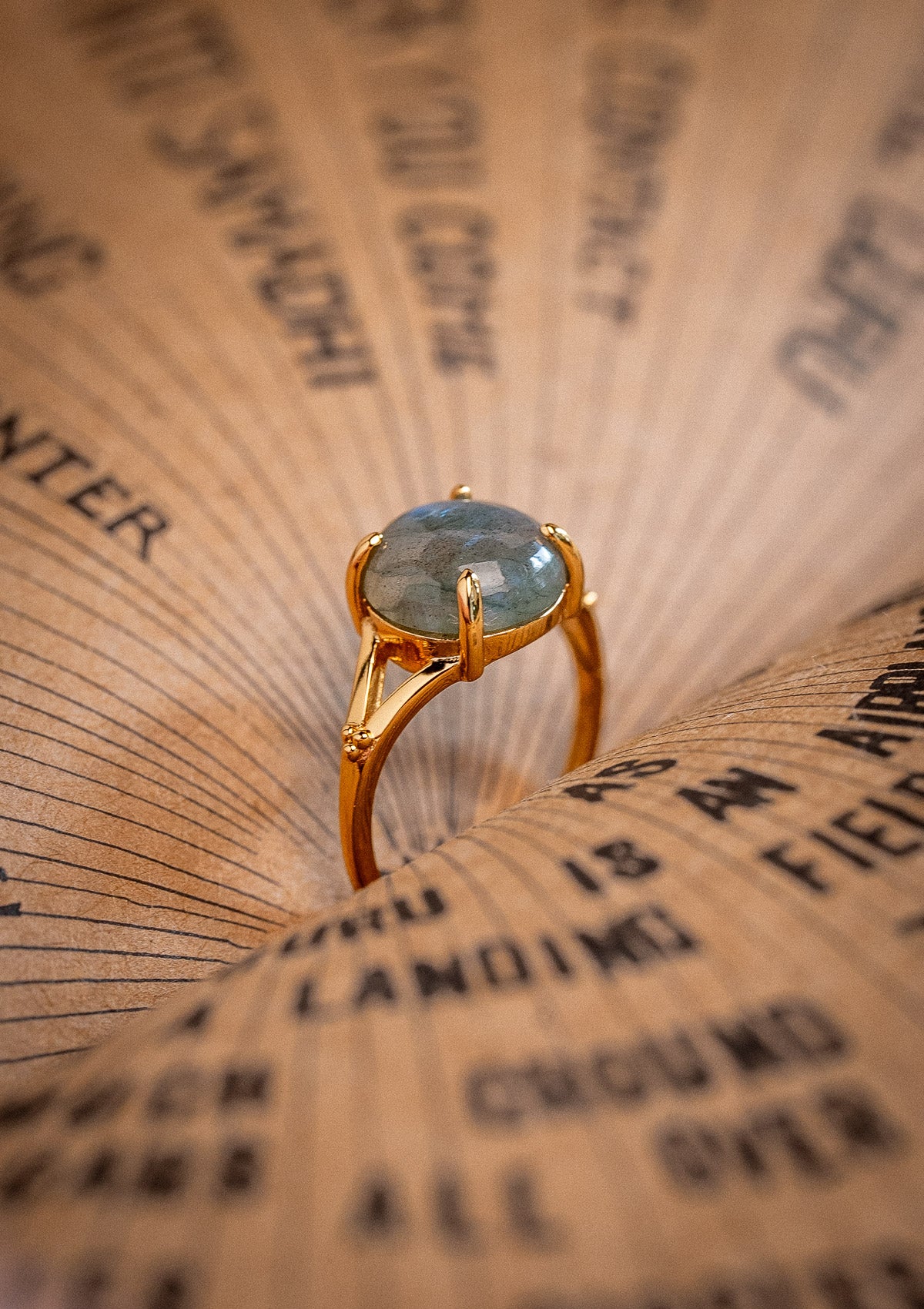 Bague sertie d’un cabochon rond en Labradorite (10 mm)