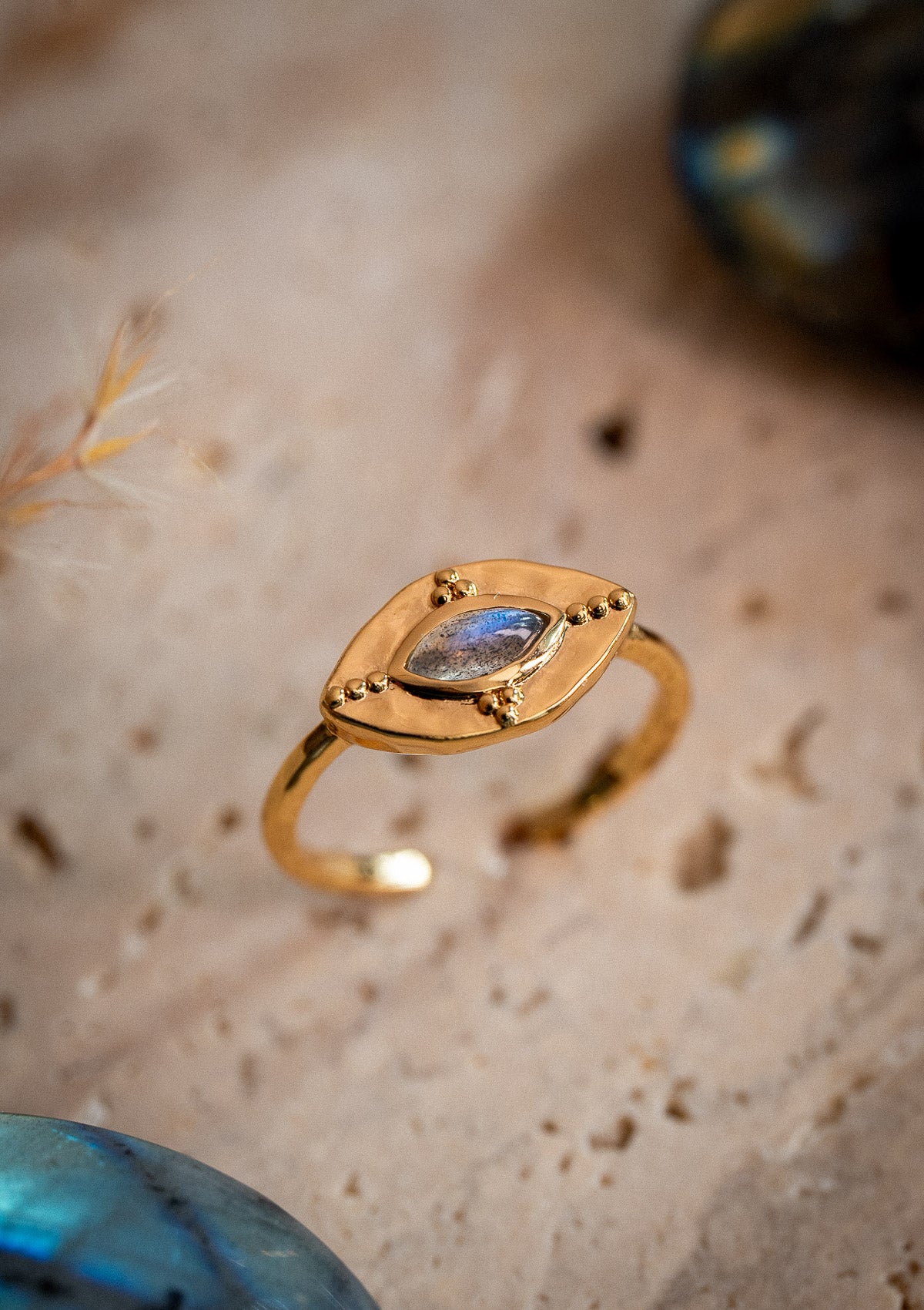 Bague œil martelé avec cabochon marquise de Labradorite