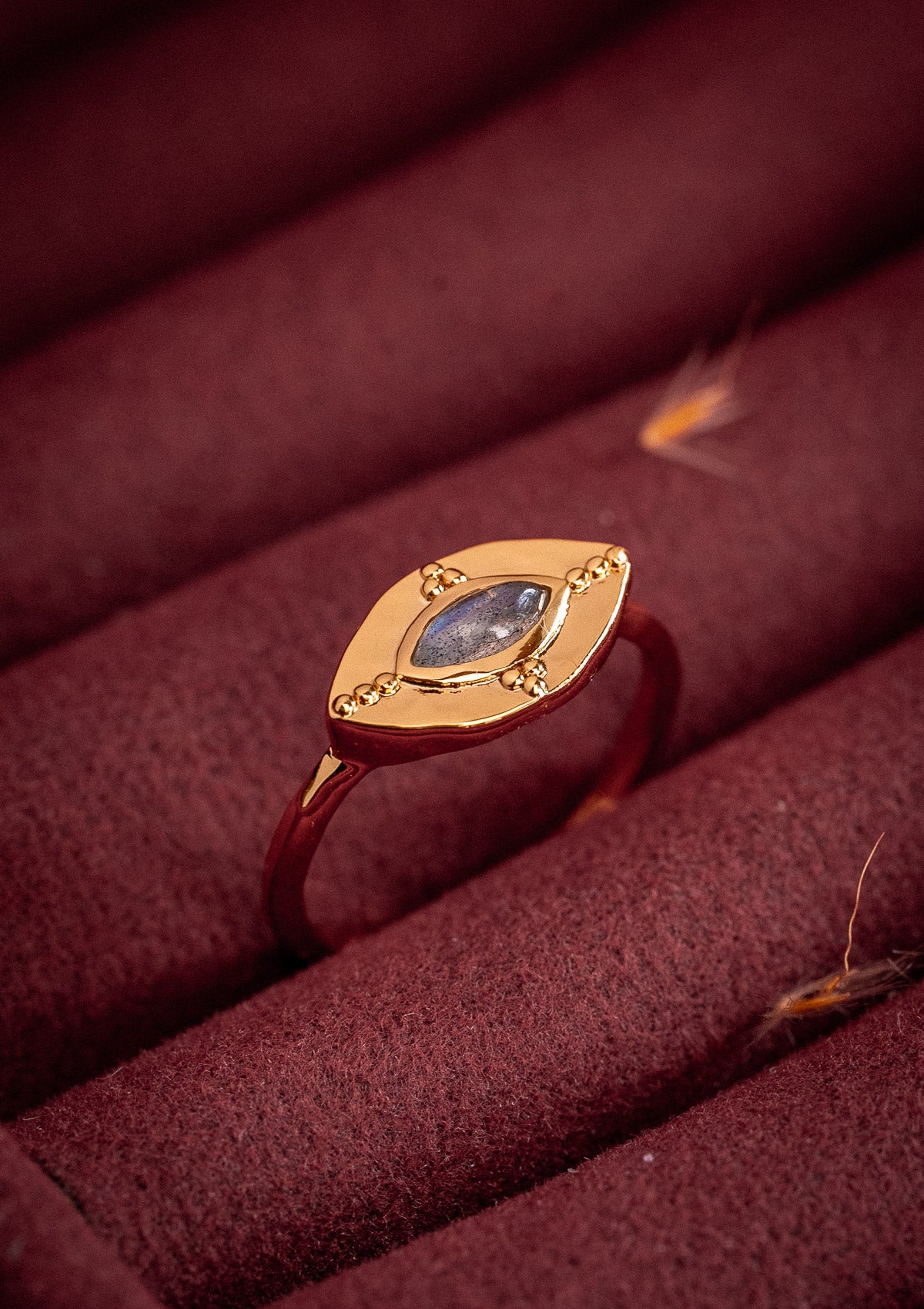 Bague œil martelé avec cabochon marquise de Labradorite