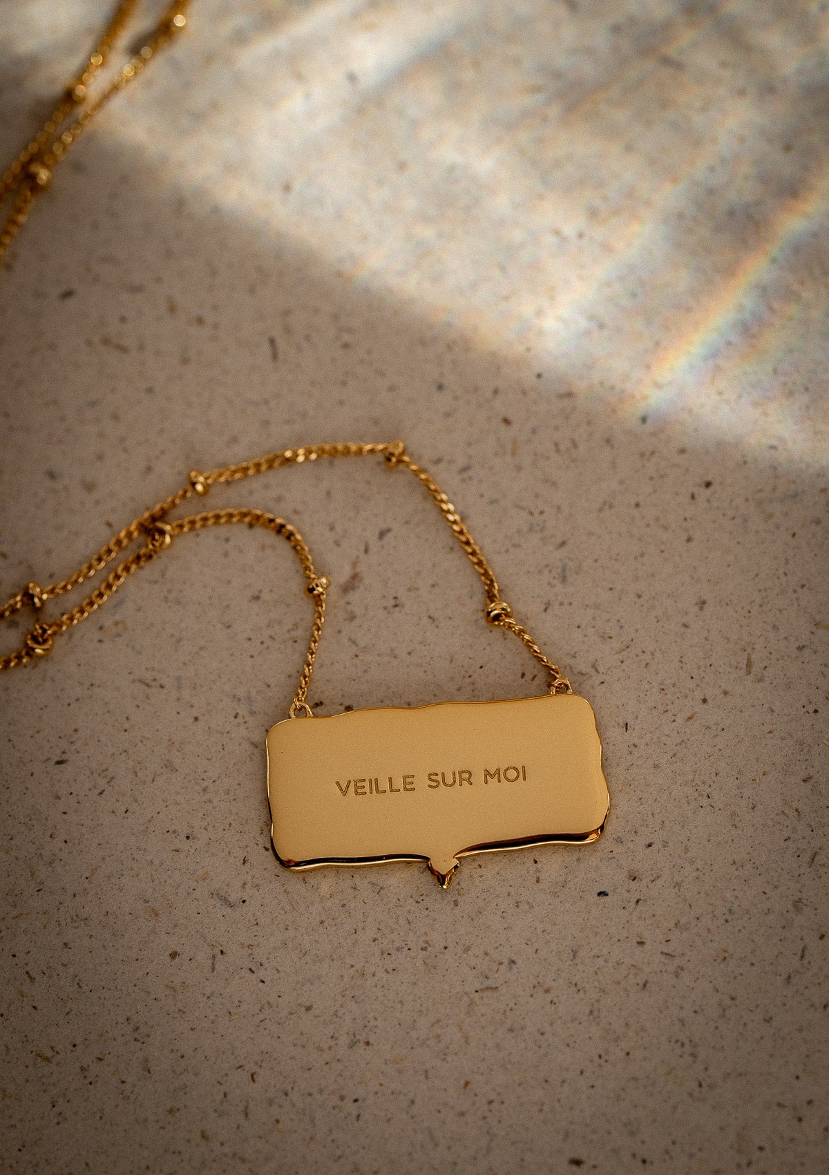 Collier talisman rectangulaire, orné d’un œil et d’un croissant de lune