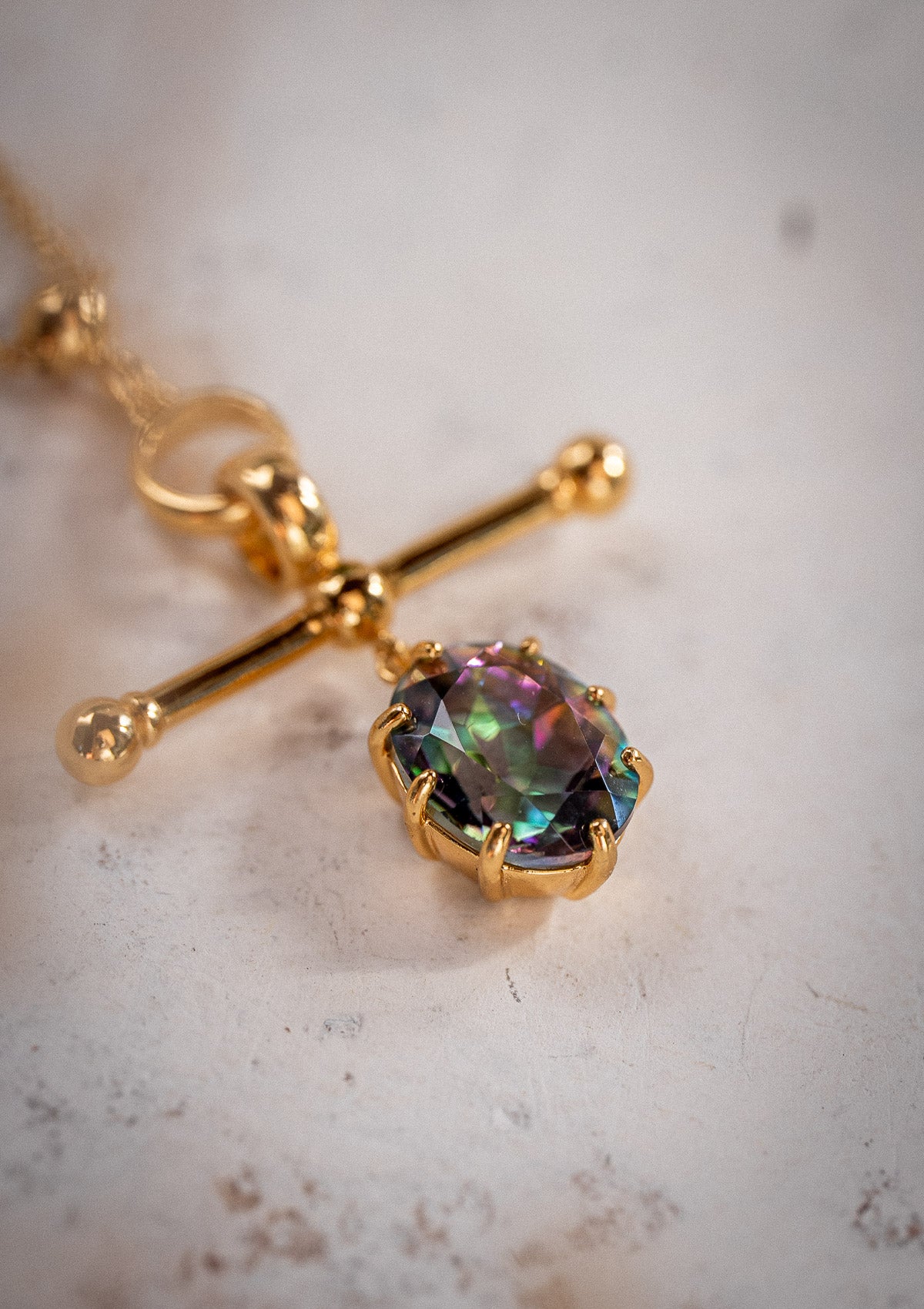 Collier talisman avec barre en T et goutte de Topaze Aura facettée