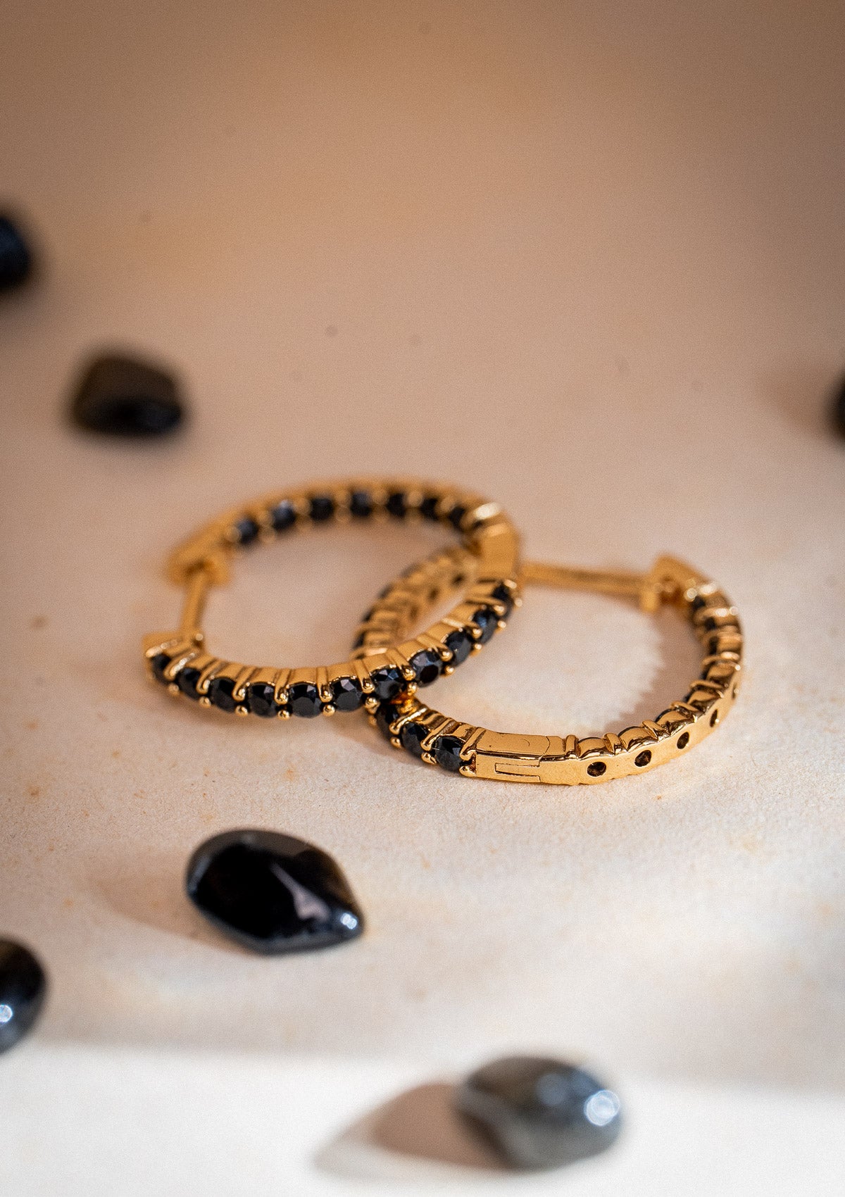 Créoles pavées recto-verso de pierres fines onyx noir