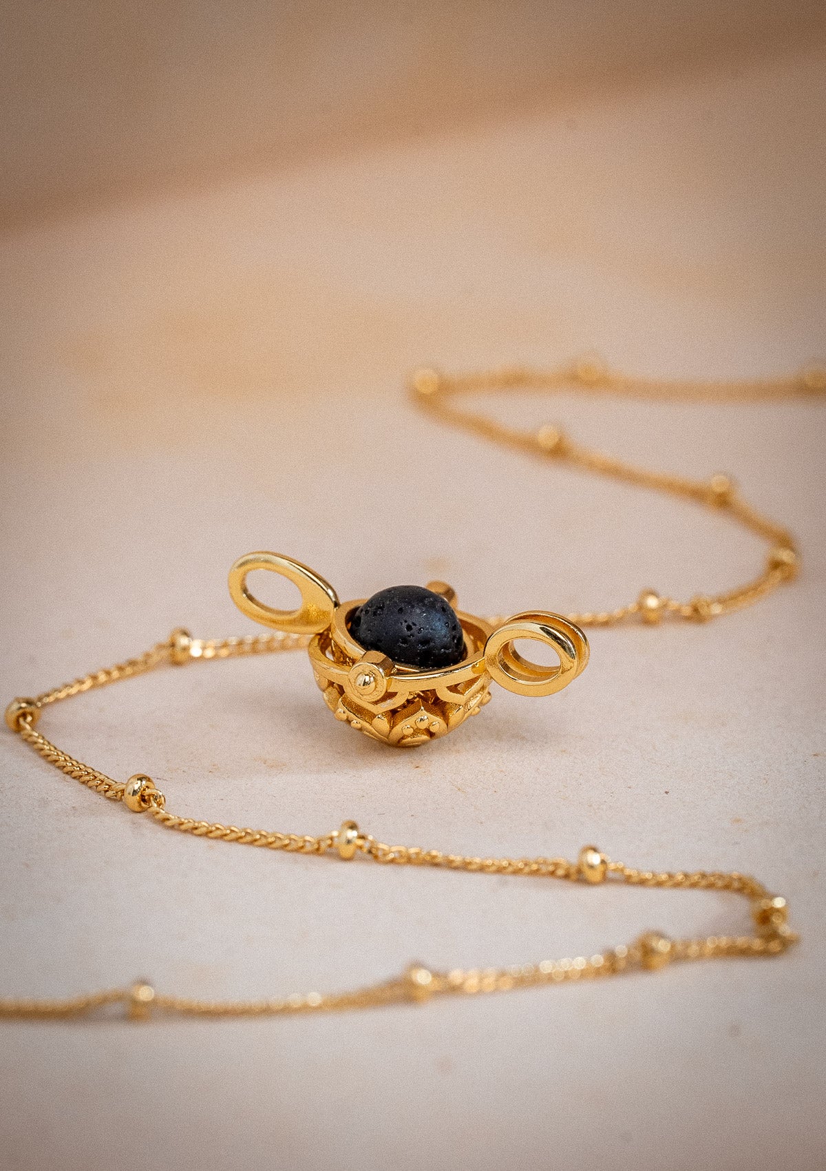 Collier diffuseur avec pendentif ajouré mandala ouvrant