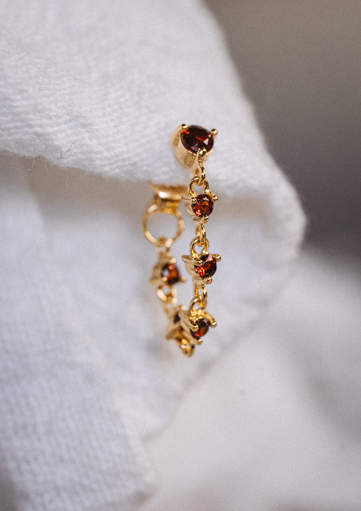 Boucle d’oreille chaîne sertie de pierres de Grenat