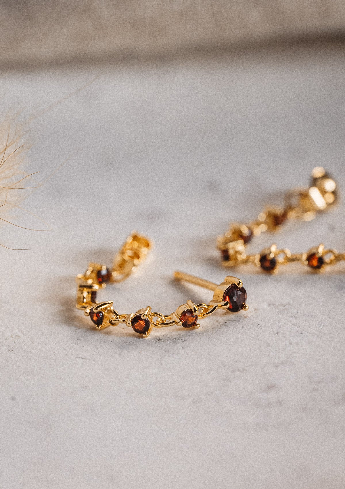 Boucle d’oreille chaîne sertie de pierres de Grenat