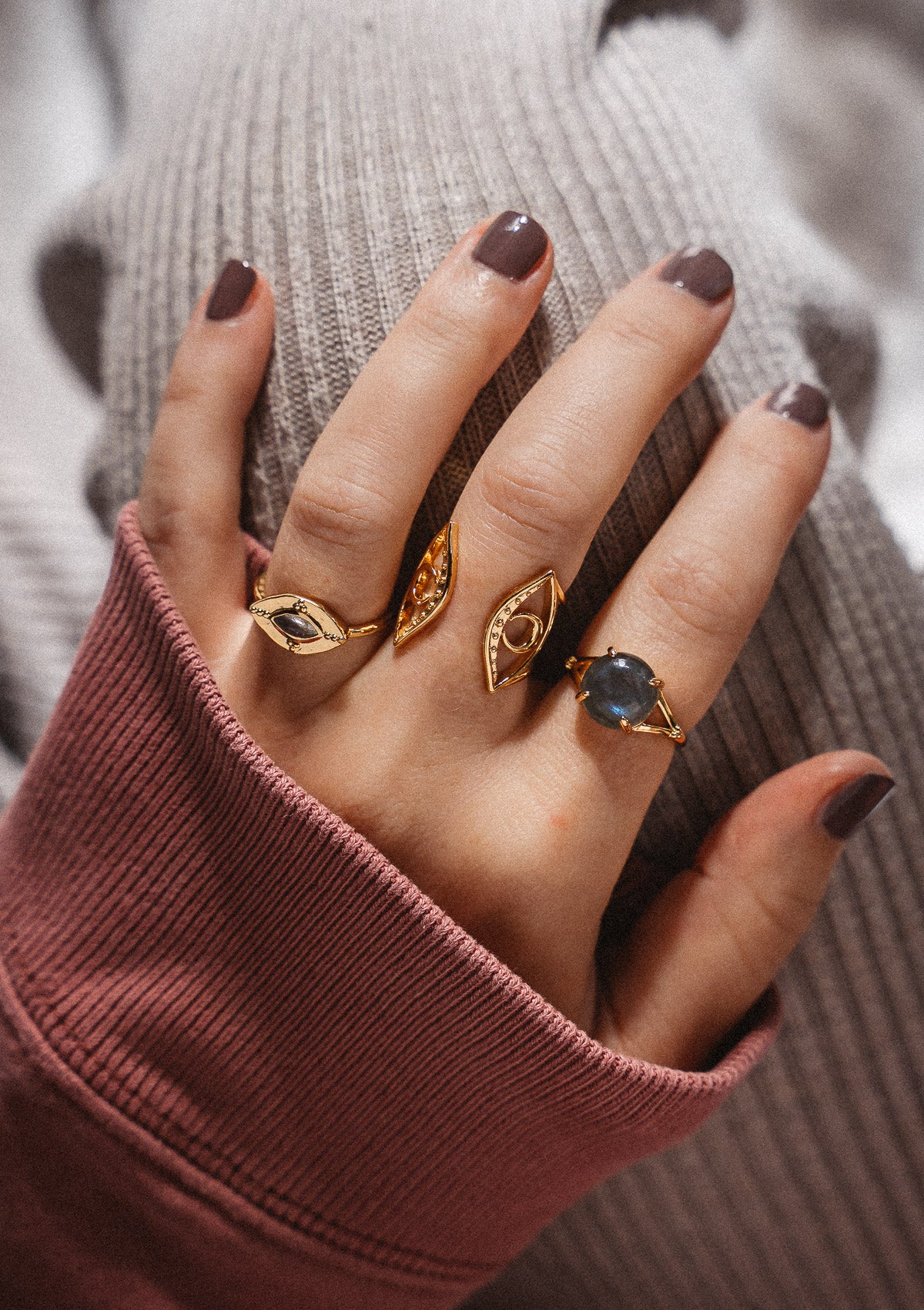 Bague sertie d’un cabochon rond en Labradorite (10 mm)