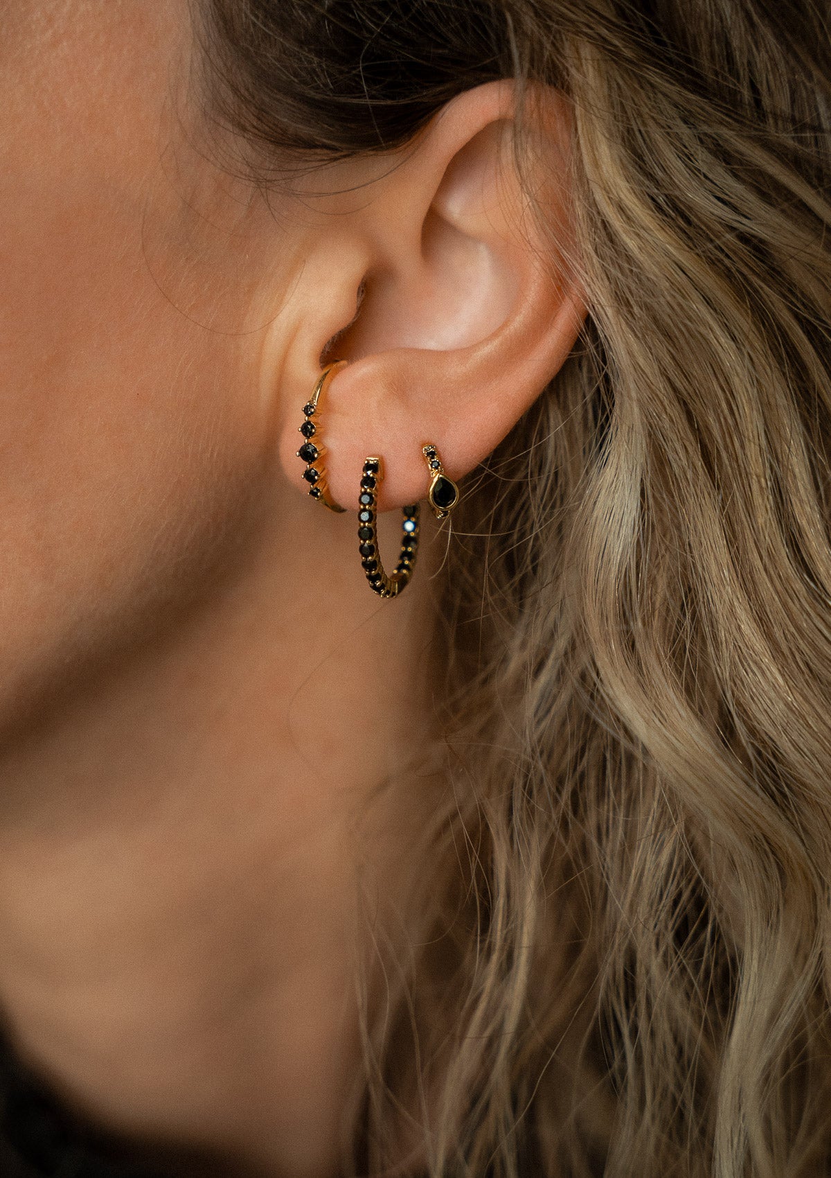 Boucle pour oreille percée classique avec effet piercing cartilage onyx noir