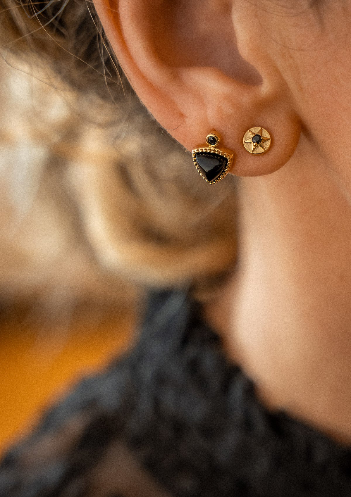 Boucle d’oreille façon cylindre sculpté, effet trompe-l’œil habille le dos de l'oreille