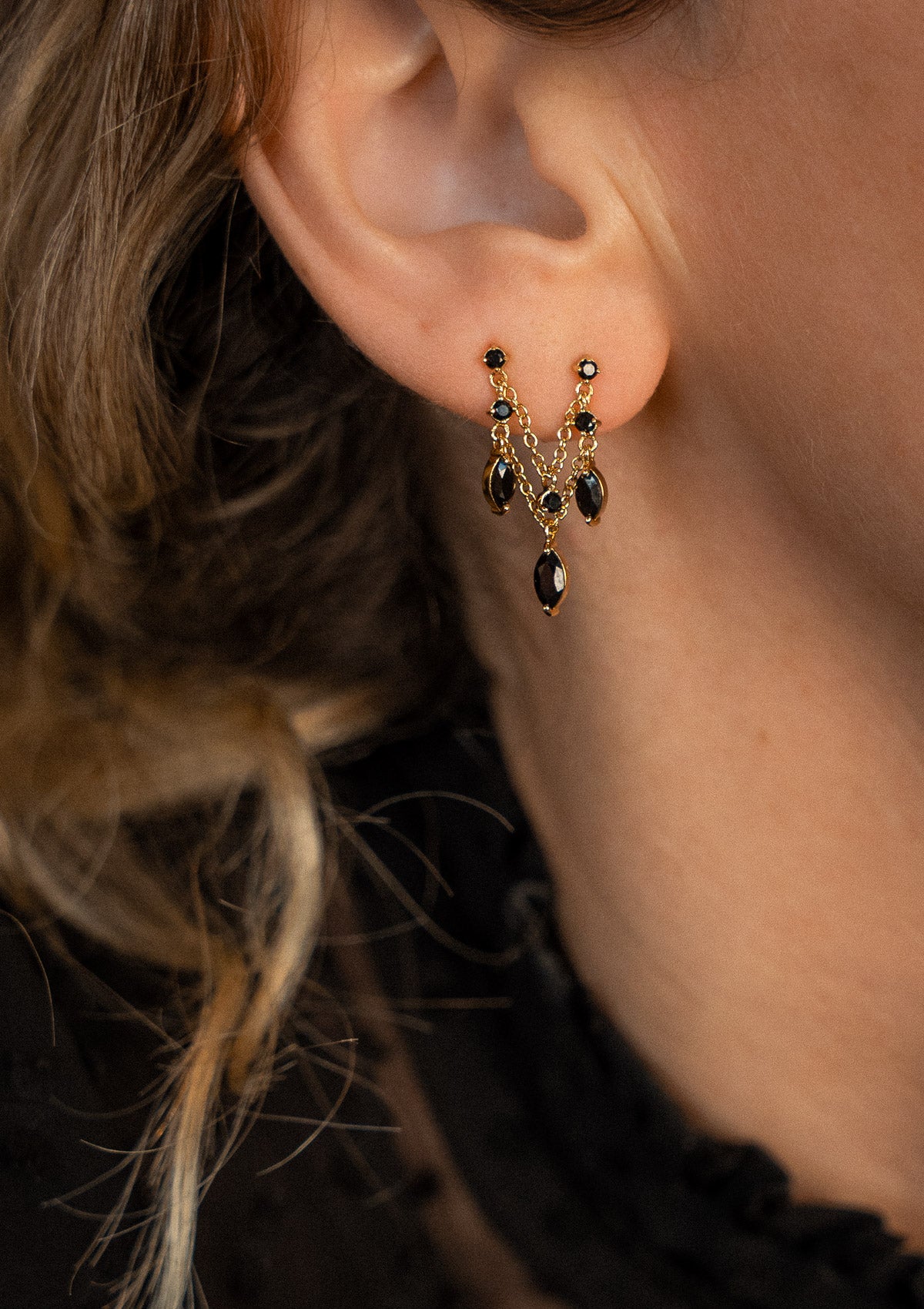Boucle d’oreille pour deux trous avec double chaîne et pierres d'Onyx Noir