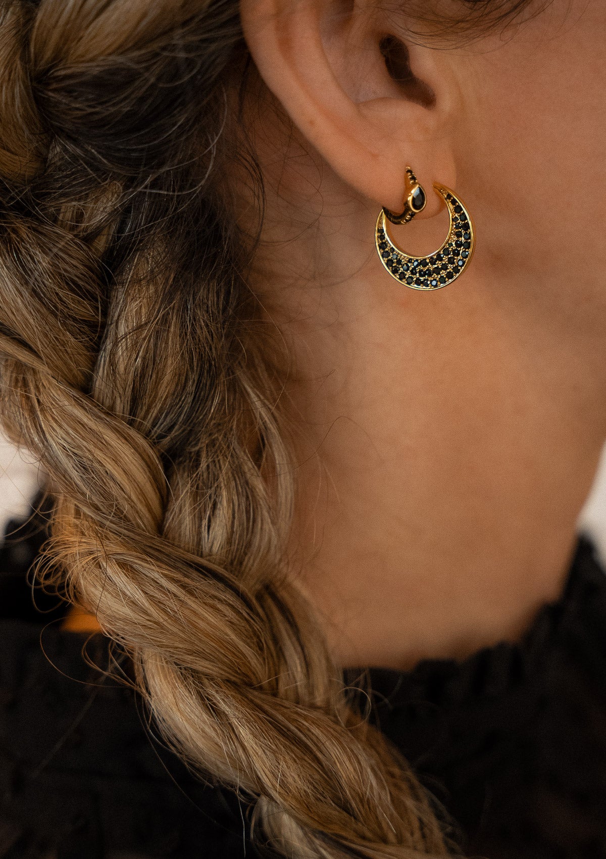 Créoles Pavées Onyx Noir – Lune d’Ombre