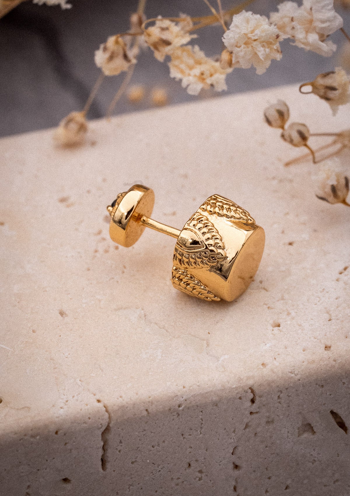 Boucle d’oreille façon cylindre sculpté, effet trompe-l’œil habille le dos de l'oreille