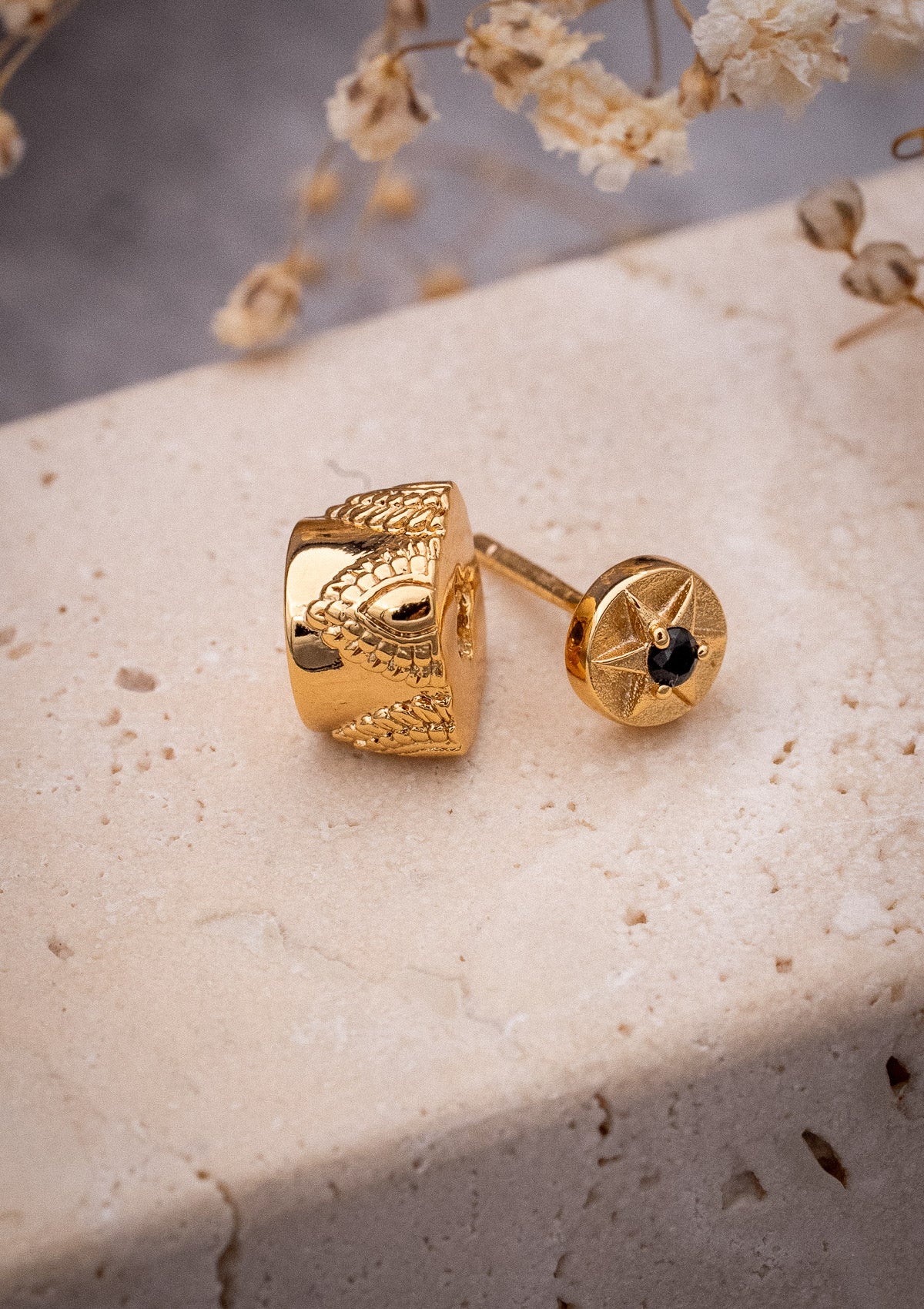 Boucle d’oreille façon cylindre sculpté, effet trompe-l’œil habille le dos de l'oreille