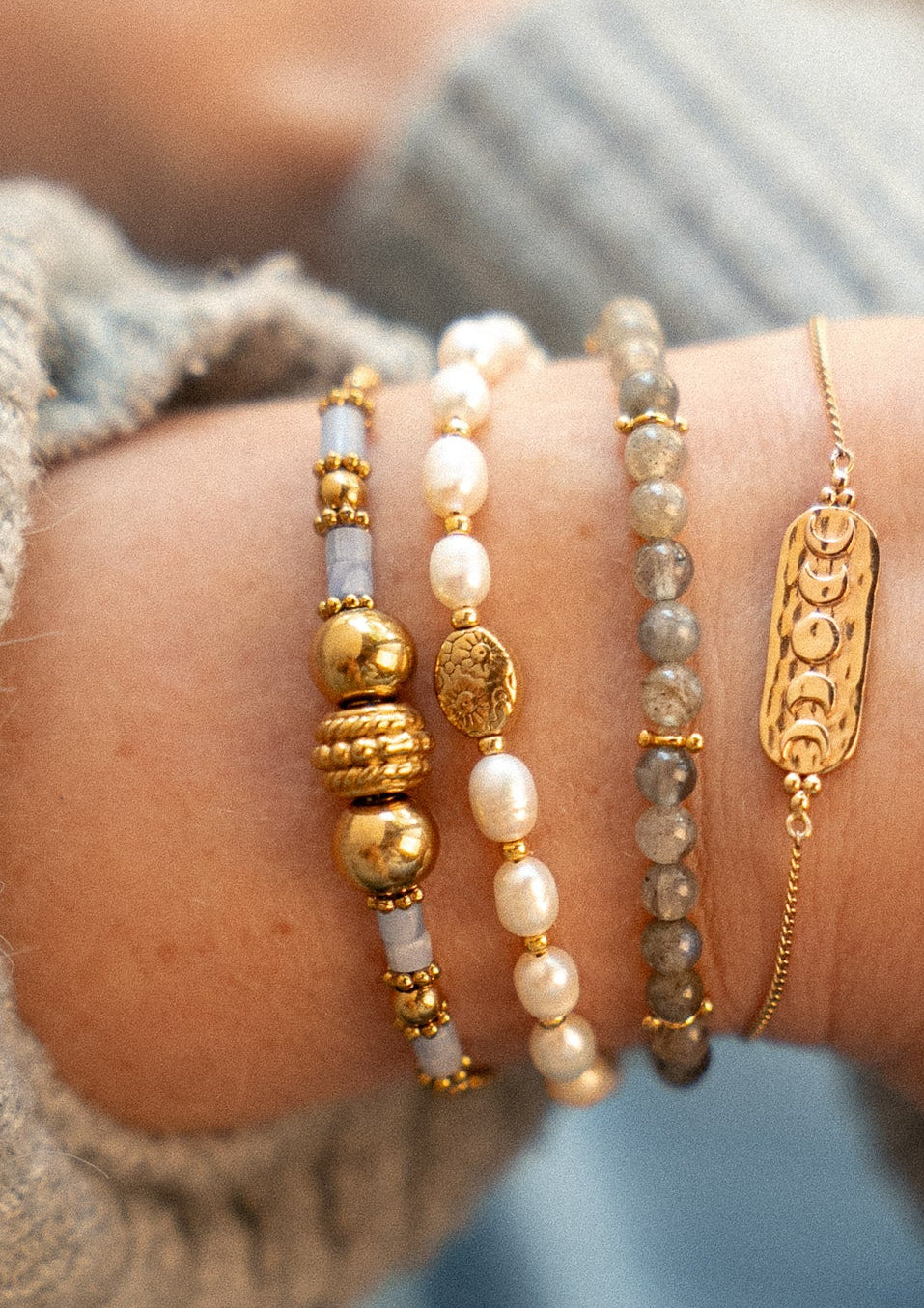 Bracelet ajustable en acier inoxydable doré
Pierres : Calcédoine bleue d'Inde