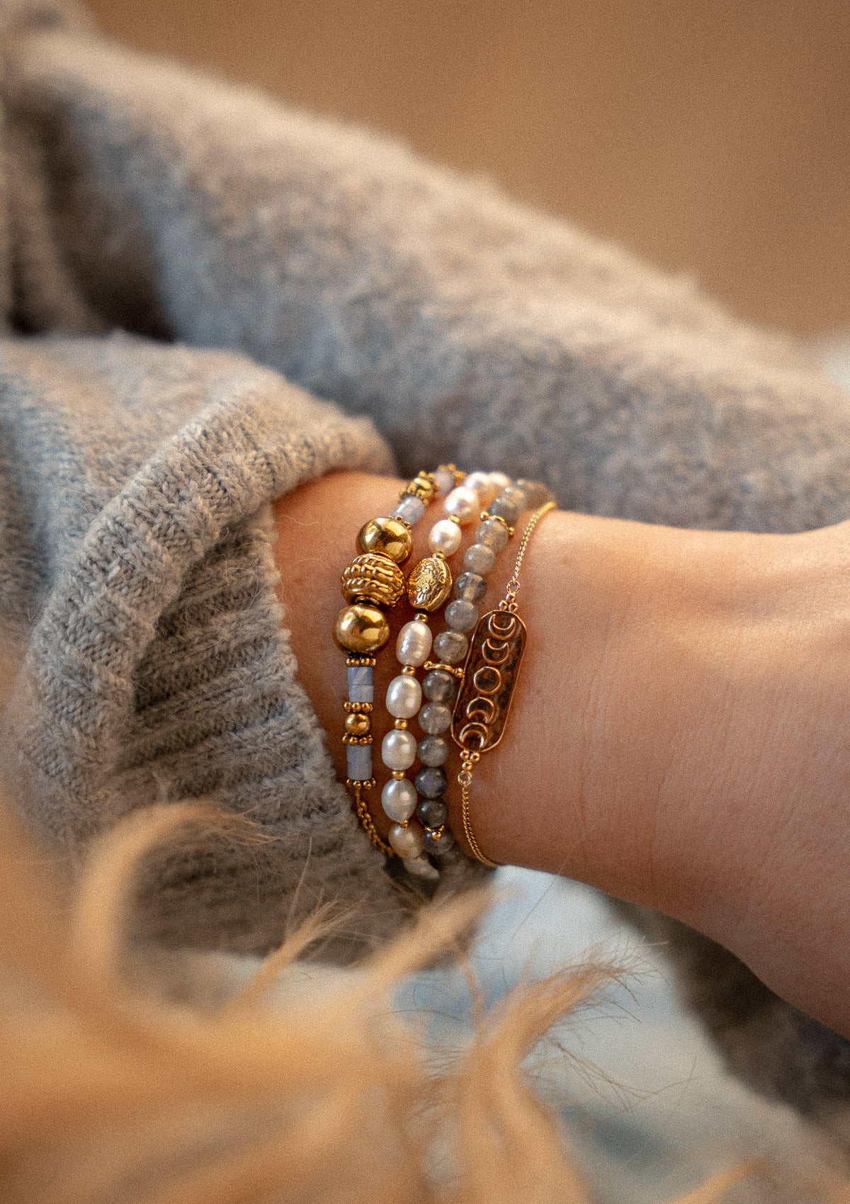 Bracelet en acier inoxydable doré
Pierres : Perles d’eau douce
Ornement central : perle ovale gravée fleurie